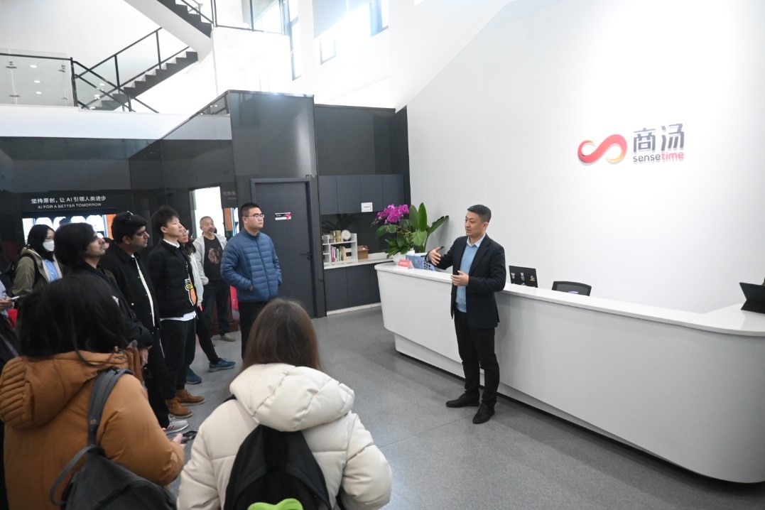 20231117-发现中国智慧,洞察中国发展——2023年华体会网页版“洞察中国”全球胜任力社会实践纪实-“洞察中国”陕西实践支队-“洞察中国”陕西实践支队在西安商汤智能科技有限公司参观.jpg