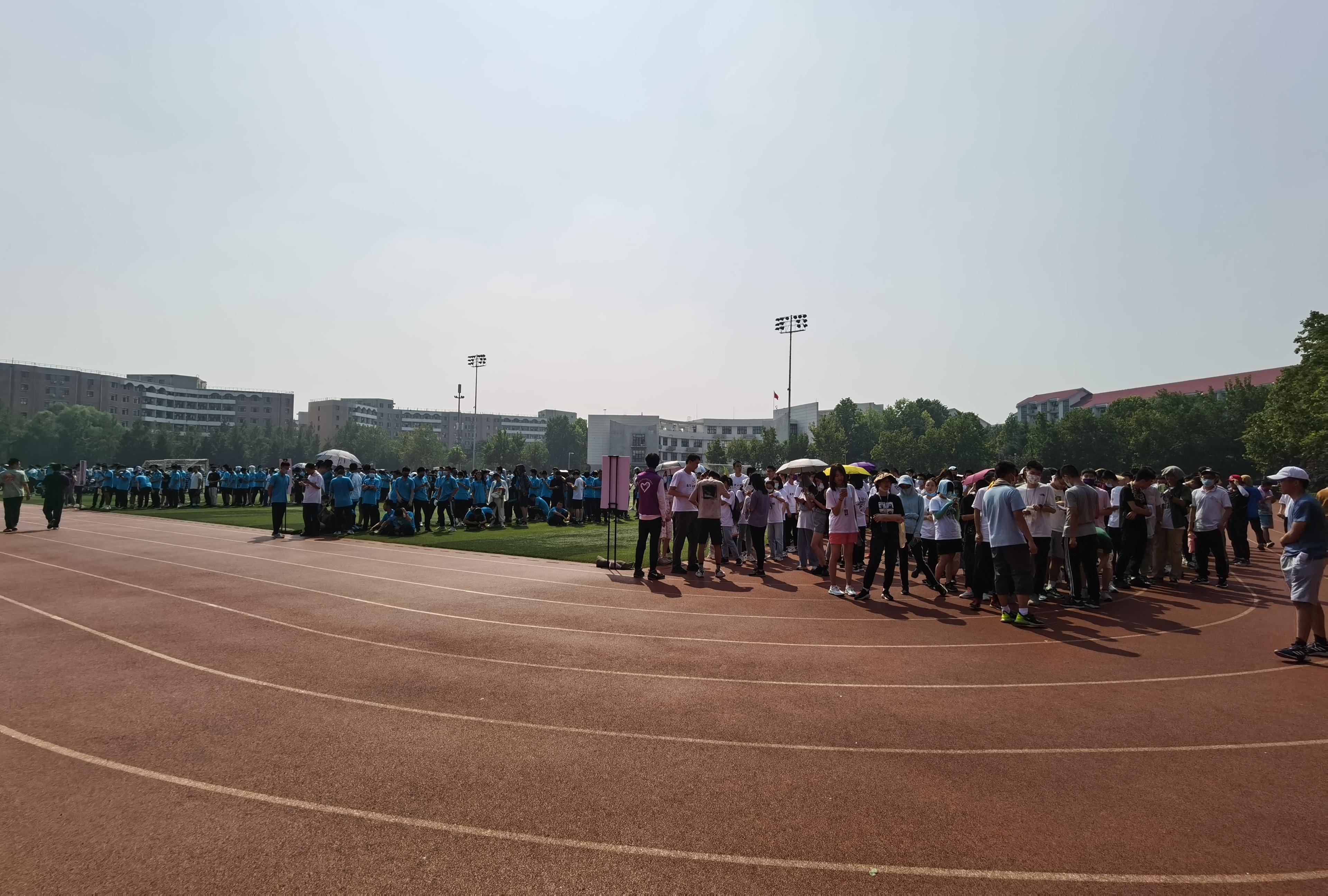 20210911-新生消防演习-保卫处-本科生新生紧急有序疏散到操场.jpg