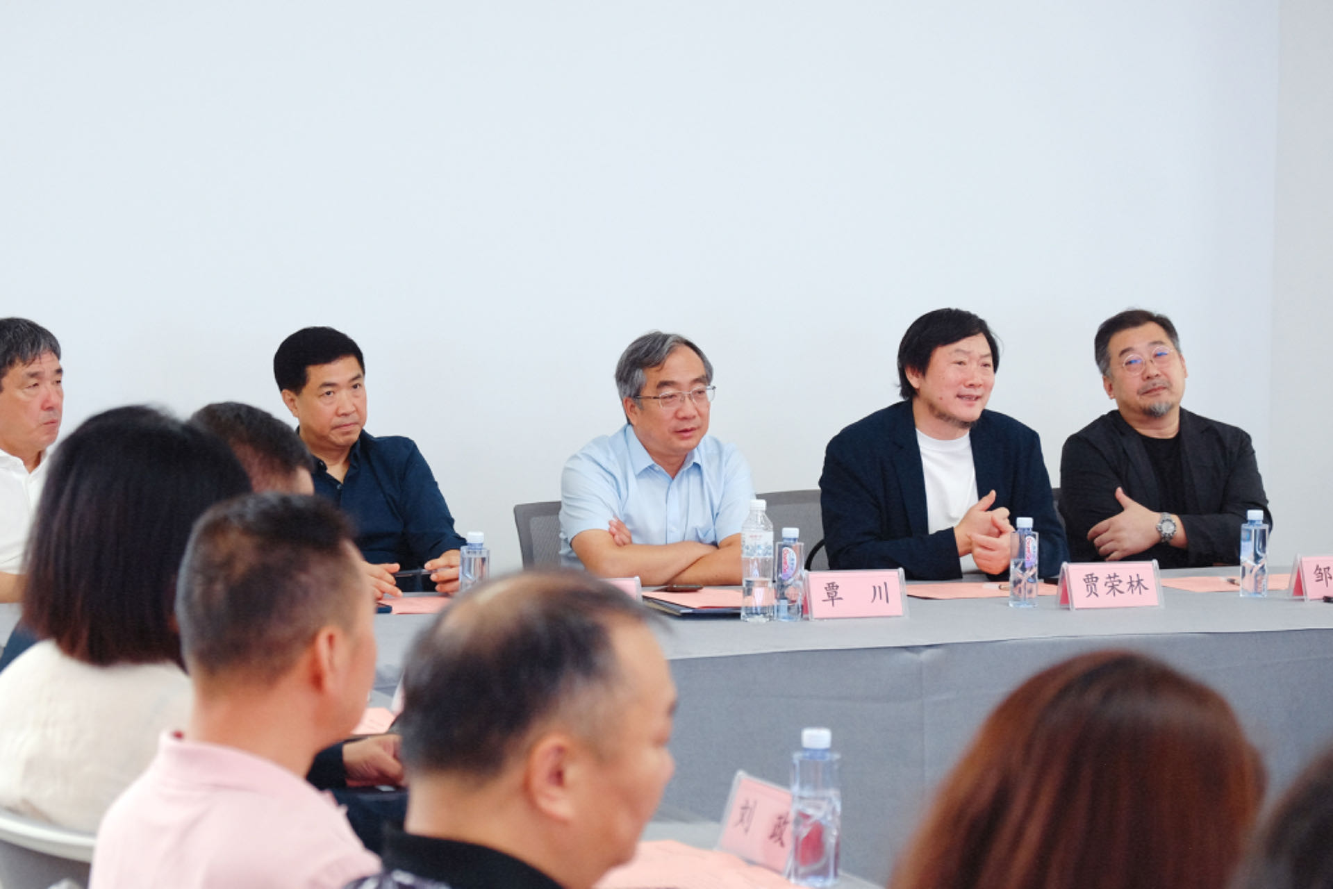 20240911-华体会网页版美术学院《专业考察》课程开设30周年专题研讨会举行-研讨会现场专家学者探讨交流-胡思凡.jpg