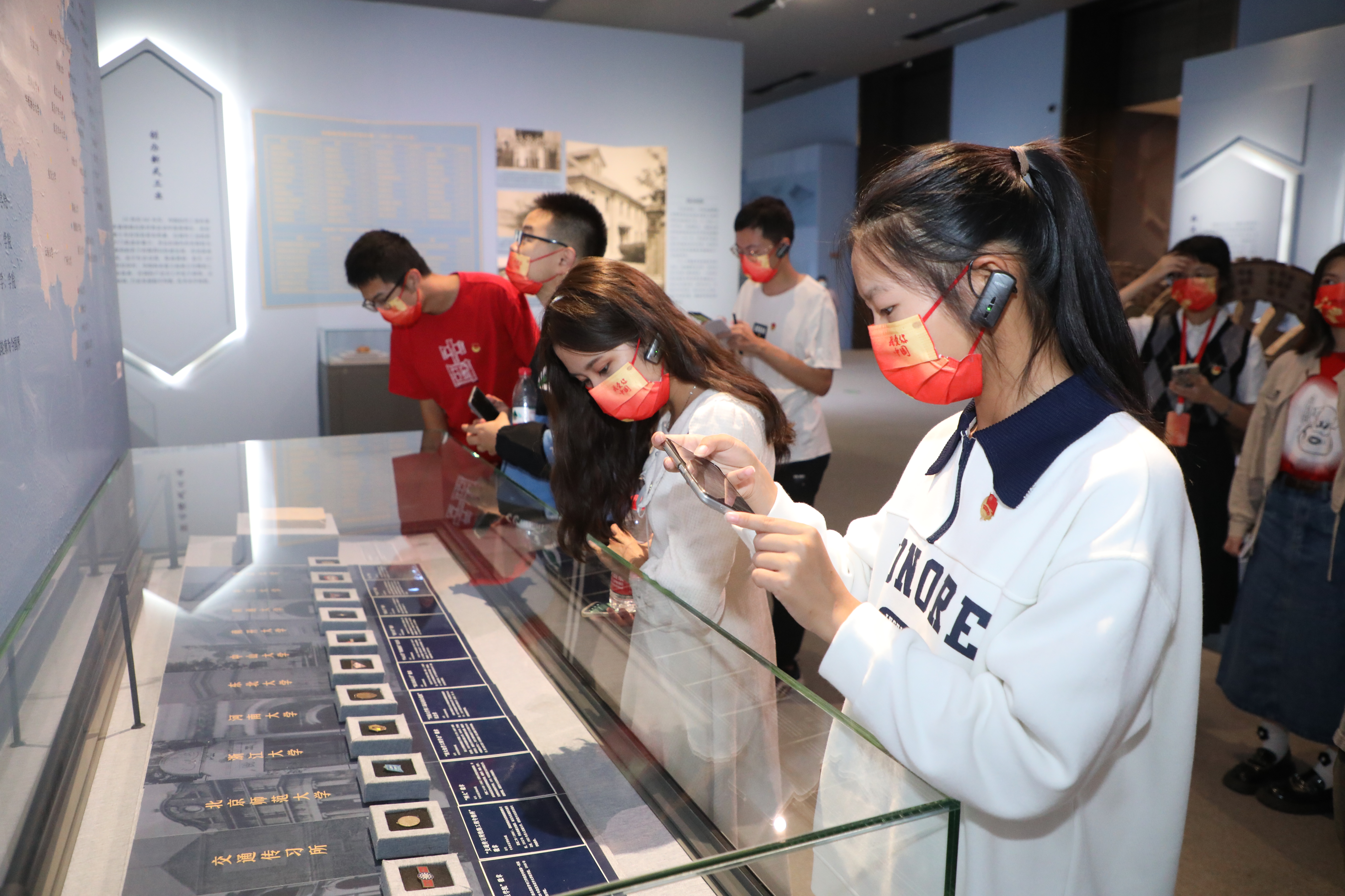 20221006-华体会网页版师生国庆主题社会实践走进国家博物馆-卢科潮-学生们认真观看展品.JPG