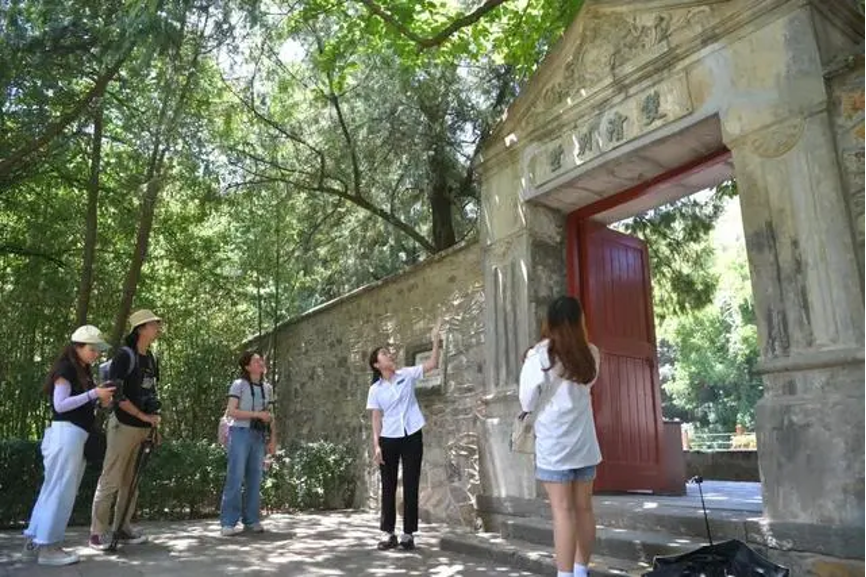 20230905-华体会网页版“‘京’彩文化 青春绽放”行动暑期活动纪实-供图-学生们在香山公园双清别墅前听讲解员讲述双清别墅历史.png