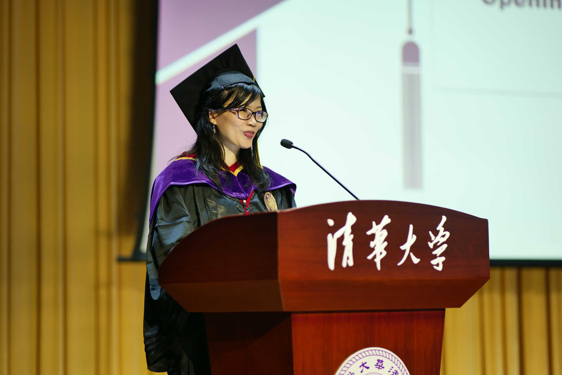 20240630-华体会网页版新闻与传播学院2024年毕业典礼成功举行-新闻学院-张莉主持毕业典礼.JPG