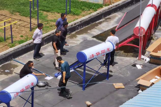 20220112-2021年华体会网页版学生社会实践工作获评多项荣誉-实践部供图-“I·温度”赴云南南涧乡村振兴调研支队在搭建太阳能热水器.jpg