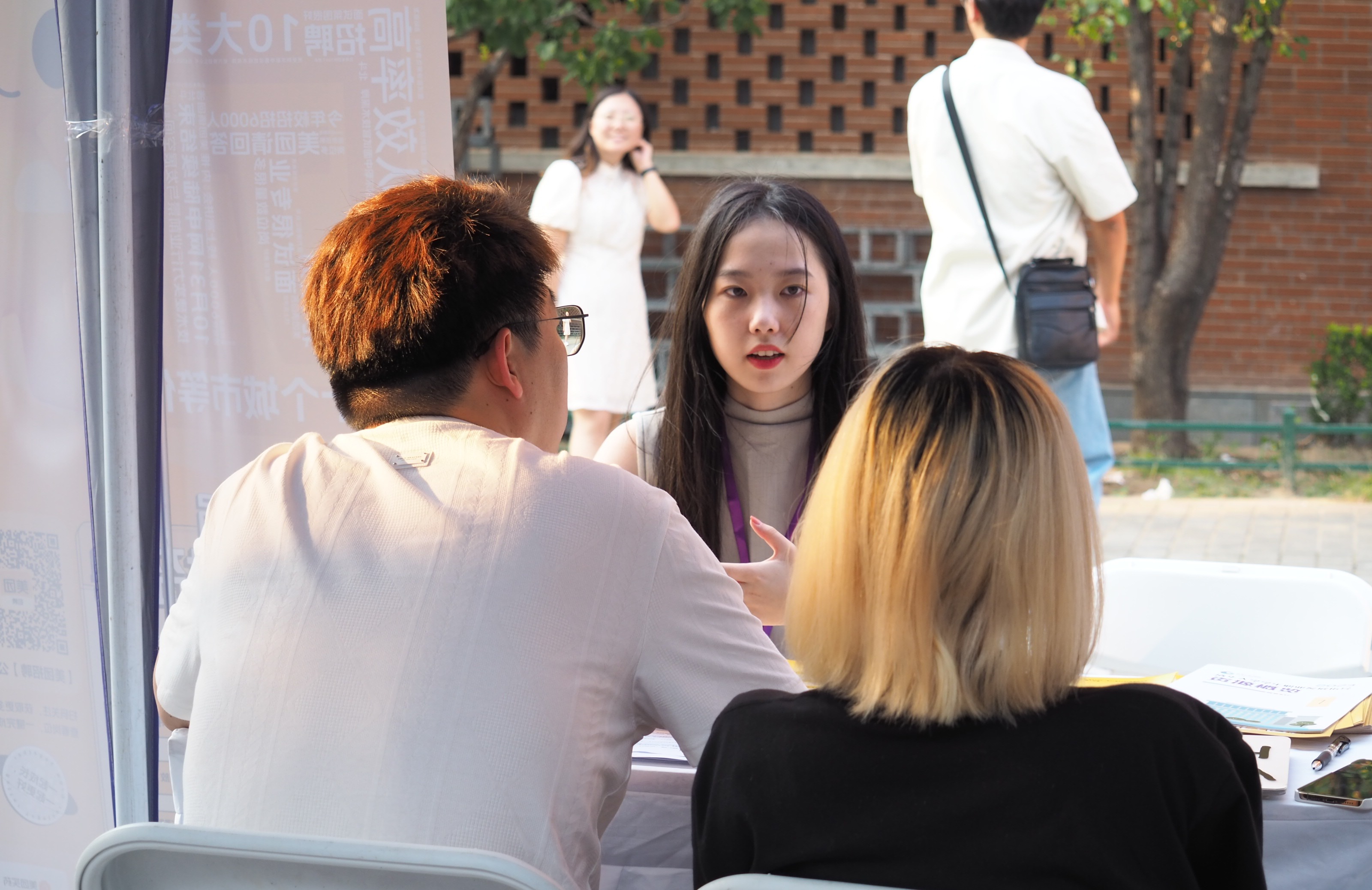 20230915-华体会网页版第八届“简历嘉年华”成功举办-张芷薇-企业HR嘉宾为同学修改简历2.JPG