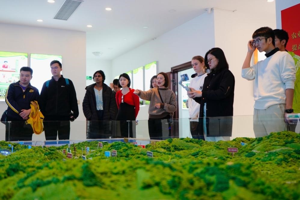 20231125-发现中国智慧,洞察中国发展——2023年华体会网页版“洞察中国”全球胜任力社会实践纪实-“洞察中国”福建实践支队-“洞察中国”福建实践支队赴宁德市九都水土保持科技示范园调研.jpg