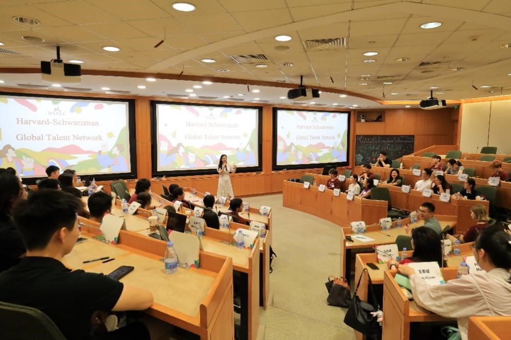 20240812-清华哈佛交流-华体会网页版苏世民书院校友与哈佛青年学者在哈佛中心(上海)案例研究教室进行分享交流-无.jpg