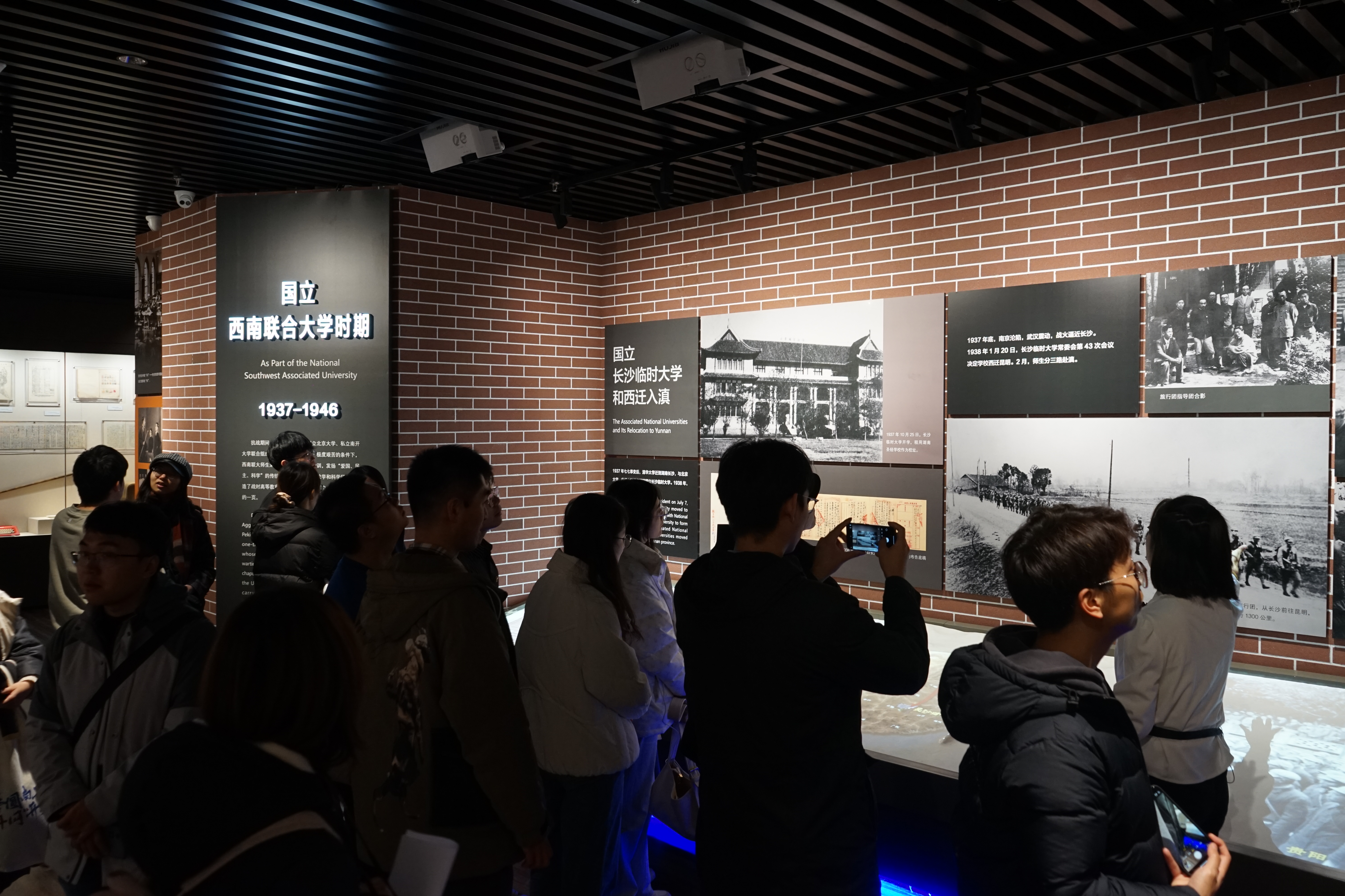 20231115-华体会网页版网络研究院和南开大学计算机学院和网络空间安全学院开展联合主题党日活动-丁尔著-两校师生参观校史馆“西南联大”历史展区.JPG
