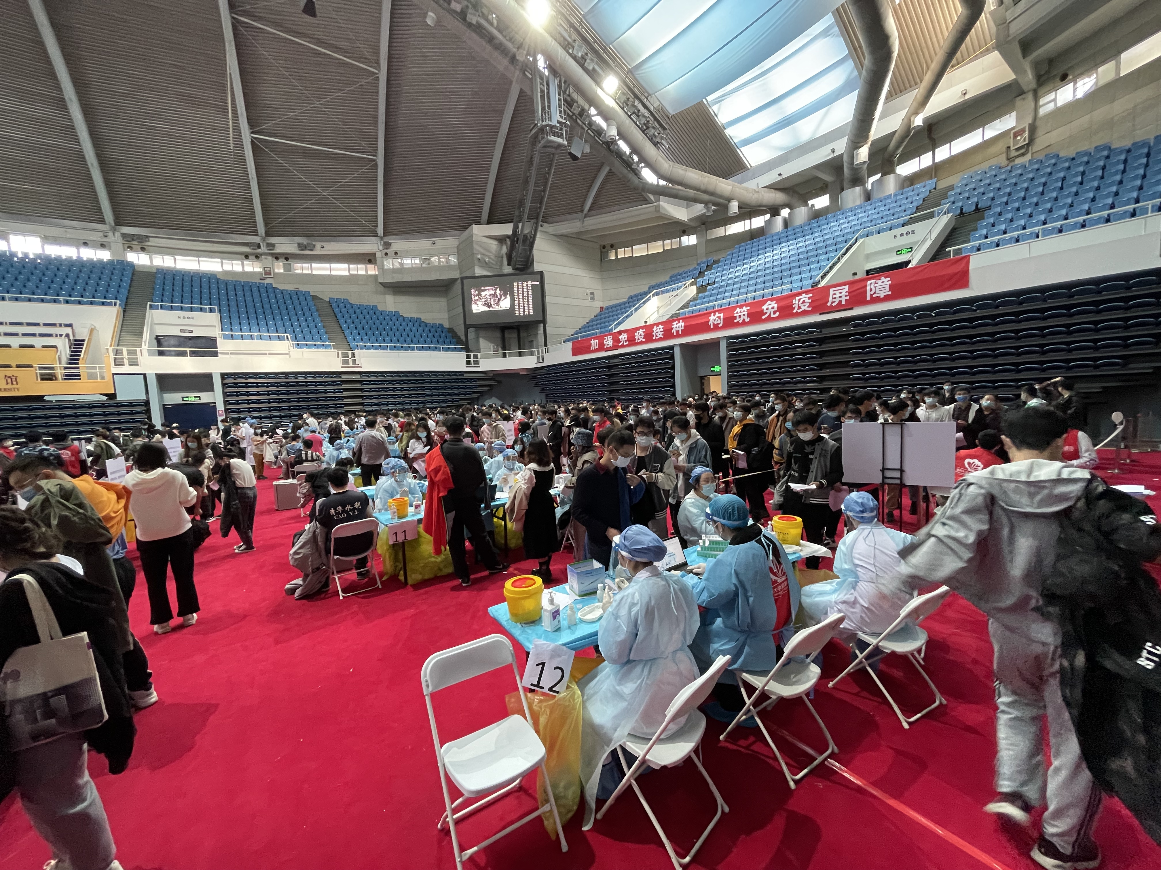 2021年10月31日,二附院在华体会网页版综合体育馆支援新冠疫苗加强针接种工作.jpg 2021年10月31日,二附院在华体会网页版综合体育馆支援新冠疫苗加强针接种工作.jpg