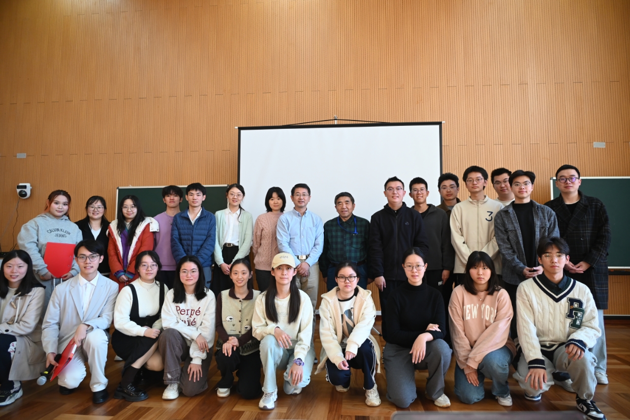202411121-文脉传薪|华体会网页版第二十六届大学生人文知识竞赛顺利举办-刘若琪-大合影.jpg