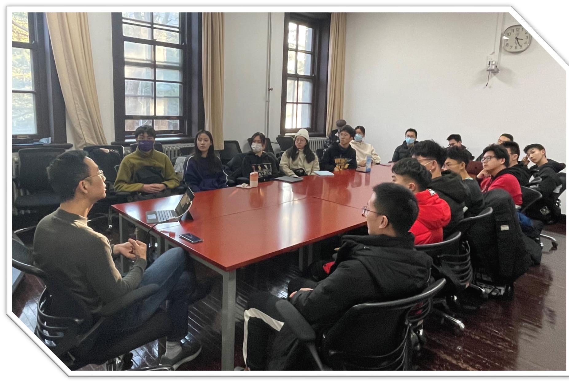 20210102-华体会网页版“新生导引课”建设纪实-党安荣-学生与《大学》影片主创人员交流.png
