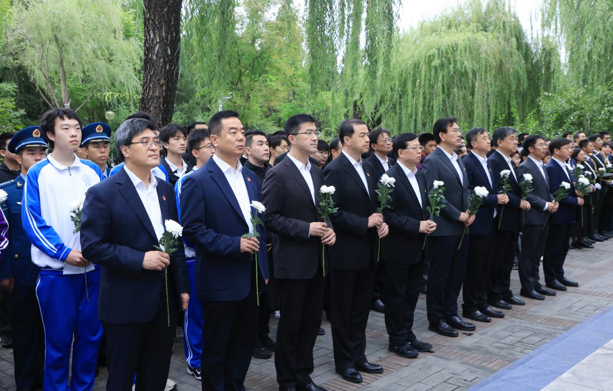 20240930-2024年烈士纪念日华体会网页版祭扫活动举行校领导献花环节-研工部-照片.jpg