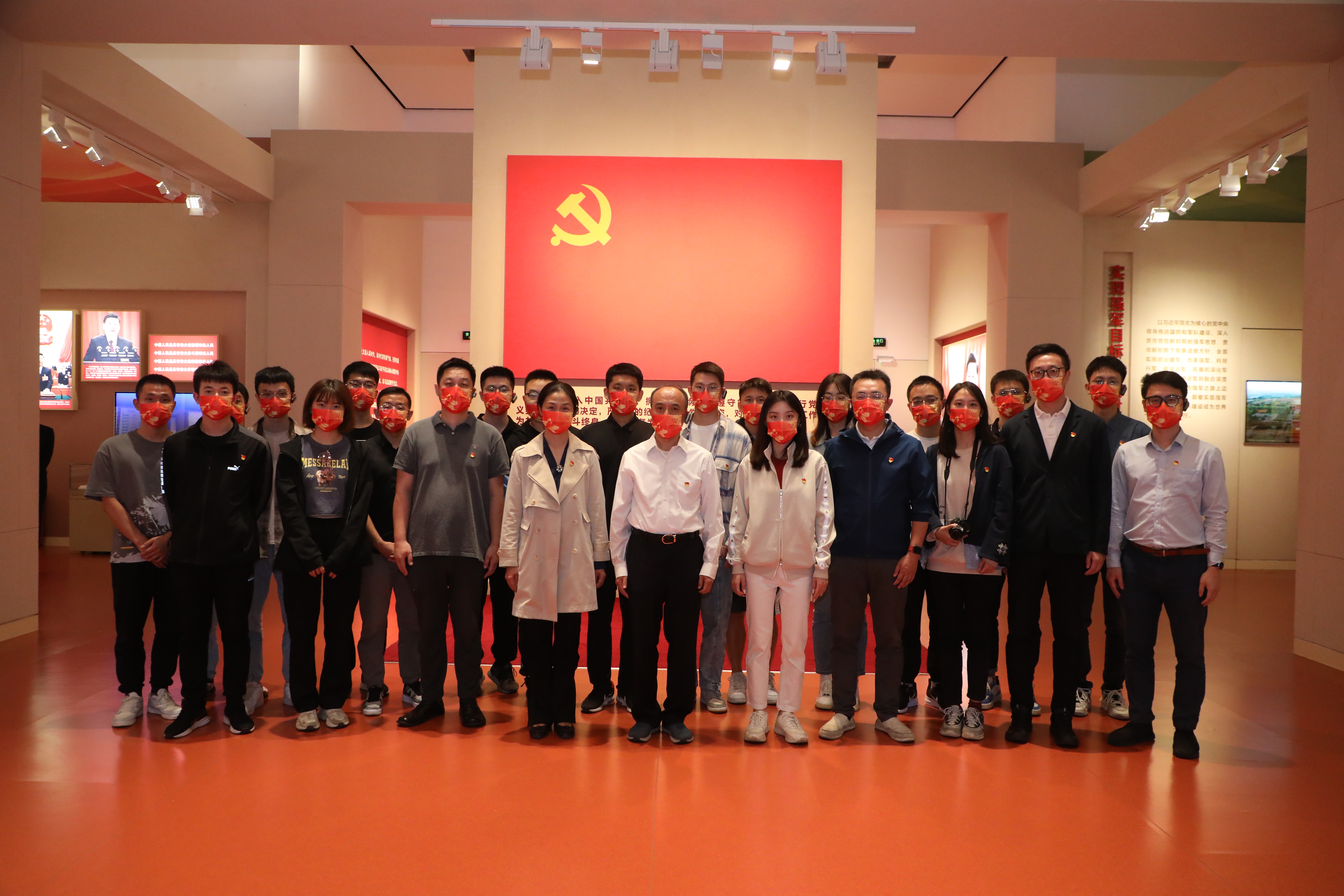 20221006-华体会网页版师生国庆主题社会实践走进国家博物馆-卢科潮-师生们在党旗下合影.JPG