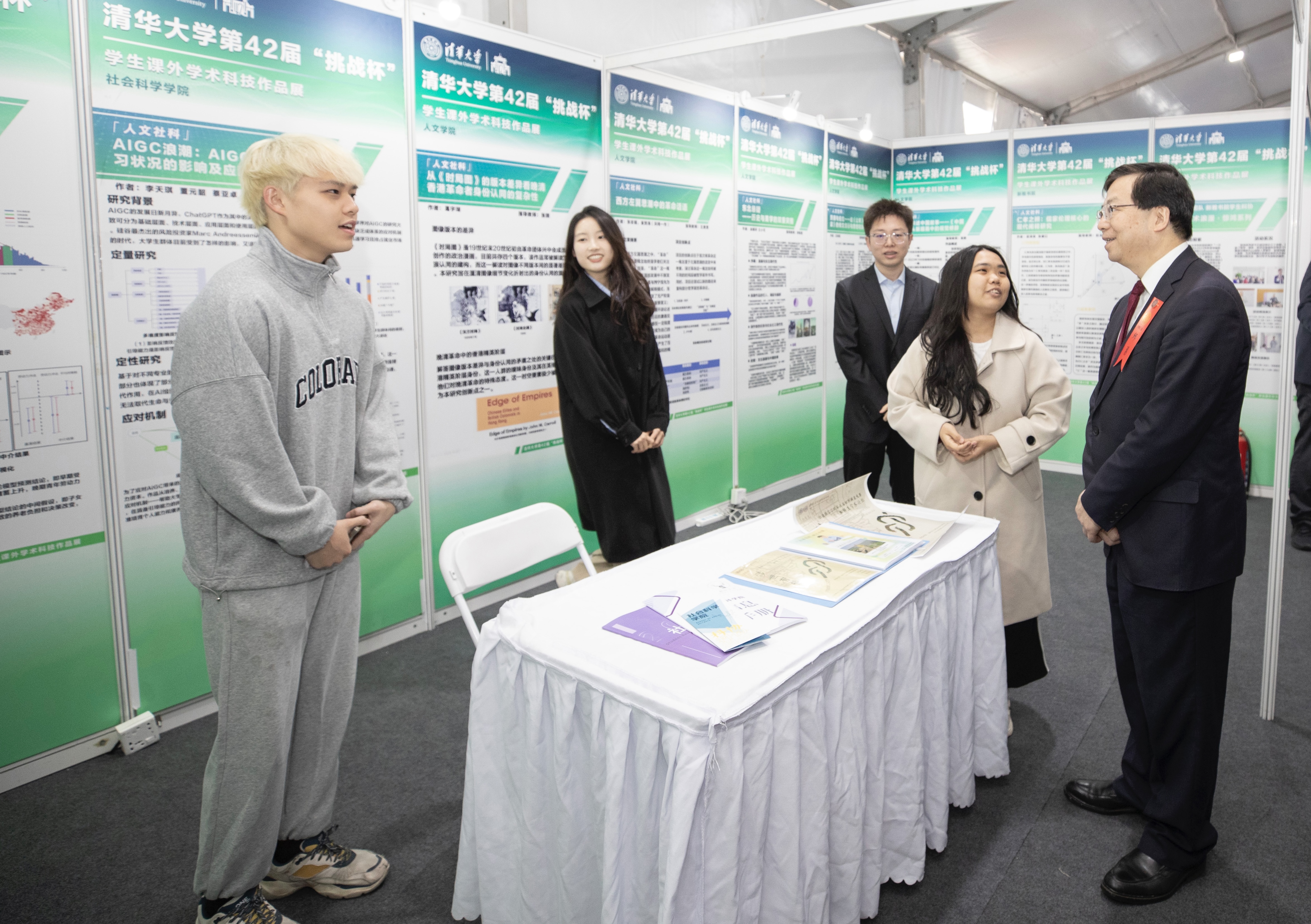 20240430-华体会网页版第42届“挑战杯”学生课外学术科技作品竞赛颁奖仪式-邱勇参观作品展览-团委.jpg