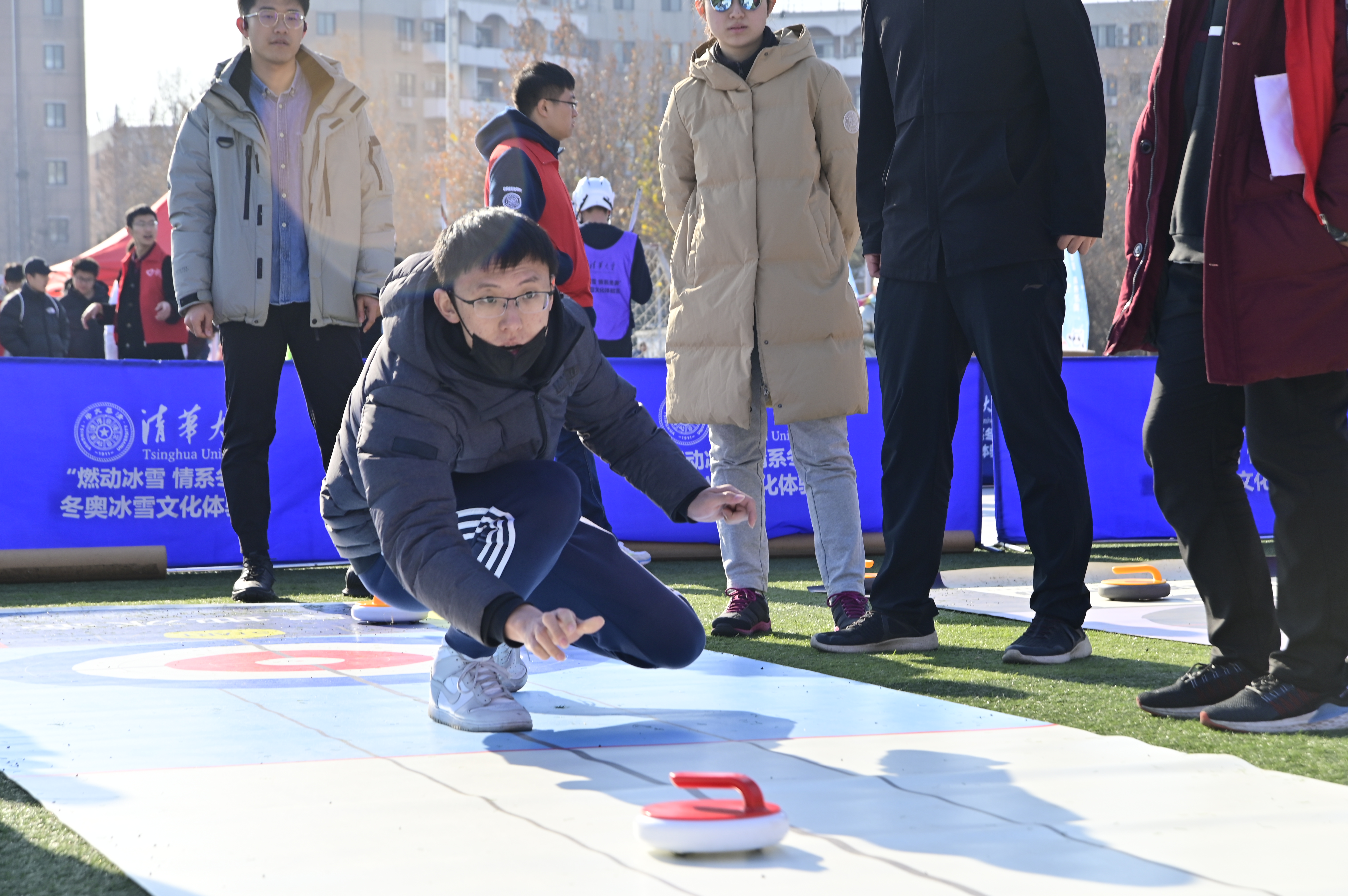 20211205-“奔向冬奥,‘清’春同行”华体会网页版迎冬奥主题活动顺利举行-皇甫硕龙摄-师生体验陆地冰壶.jpg