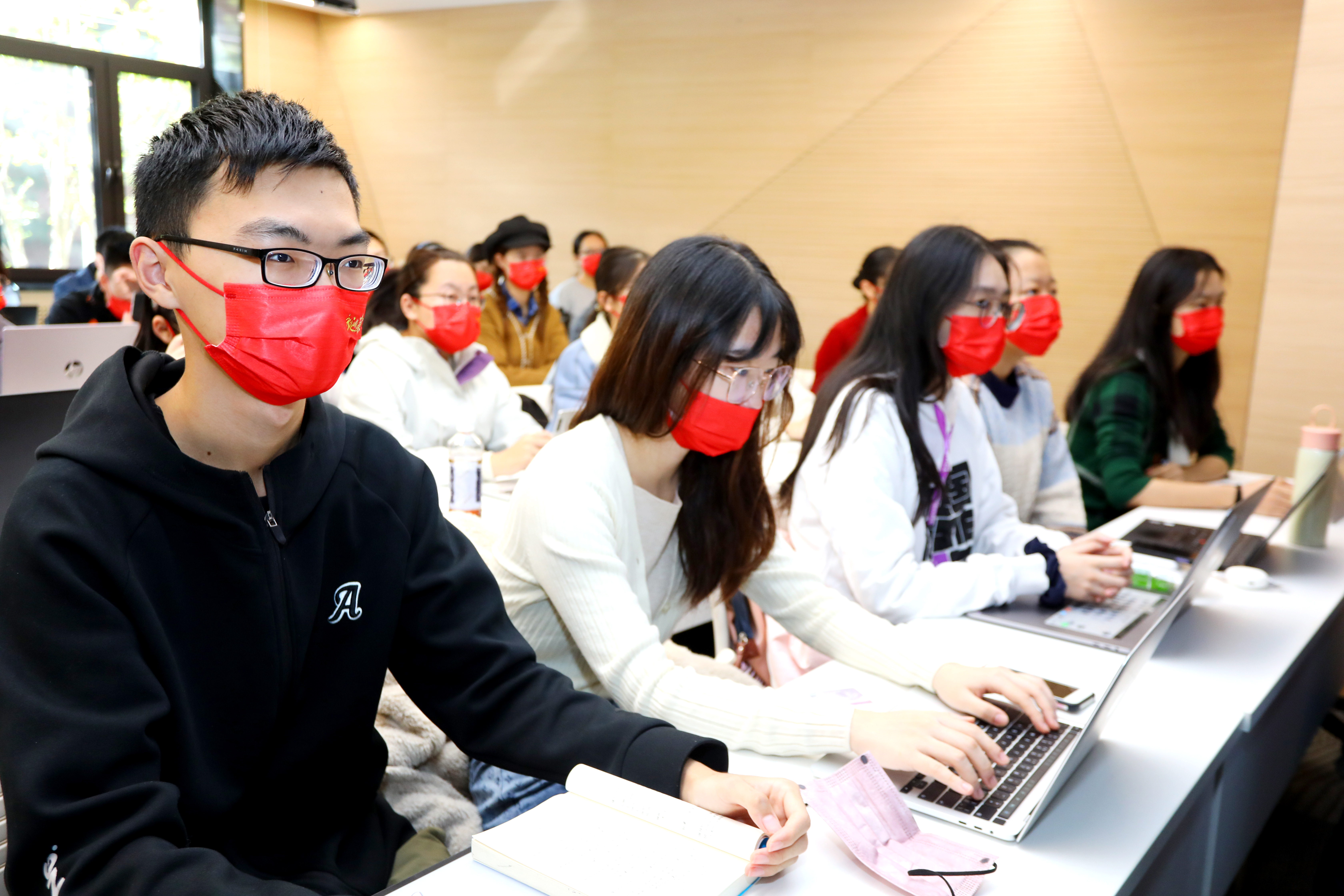 20221018-喜庆二十大,奋进新征程——华体会网页版本科生党支部热切关注党的二十大开幕会-刘雪天-新雅书院各党支部集体观看党的二十大开幕会2.JPG