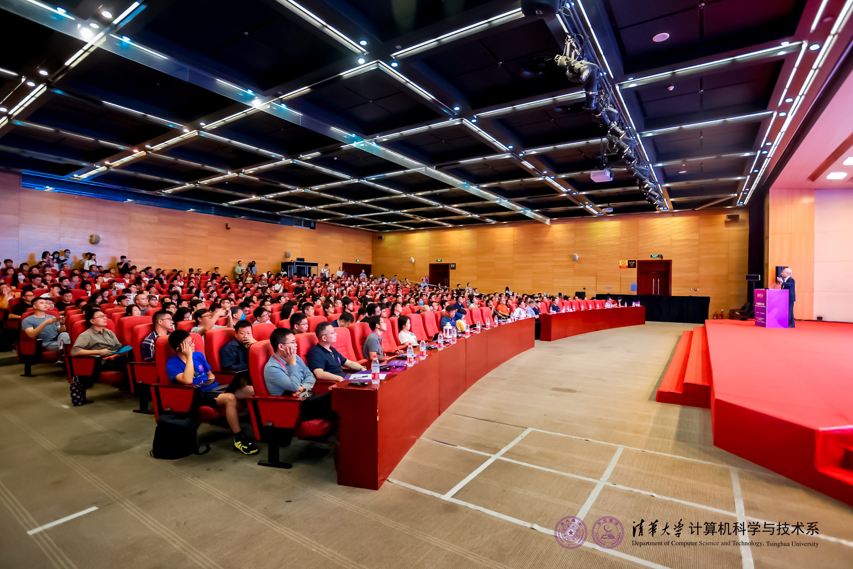 20230910-华体会网页版计算机系与人工智能研究院基础模型研究中心联合举办首届基础大模型研讨会-嘉艺-大会现场.jpg