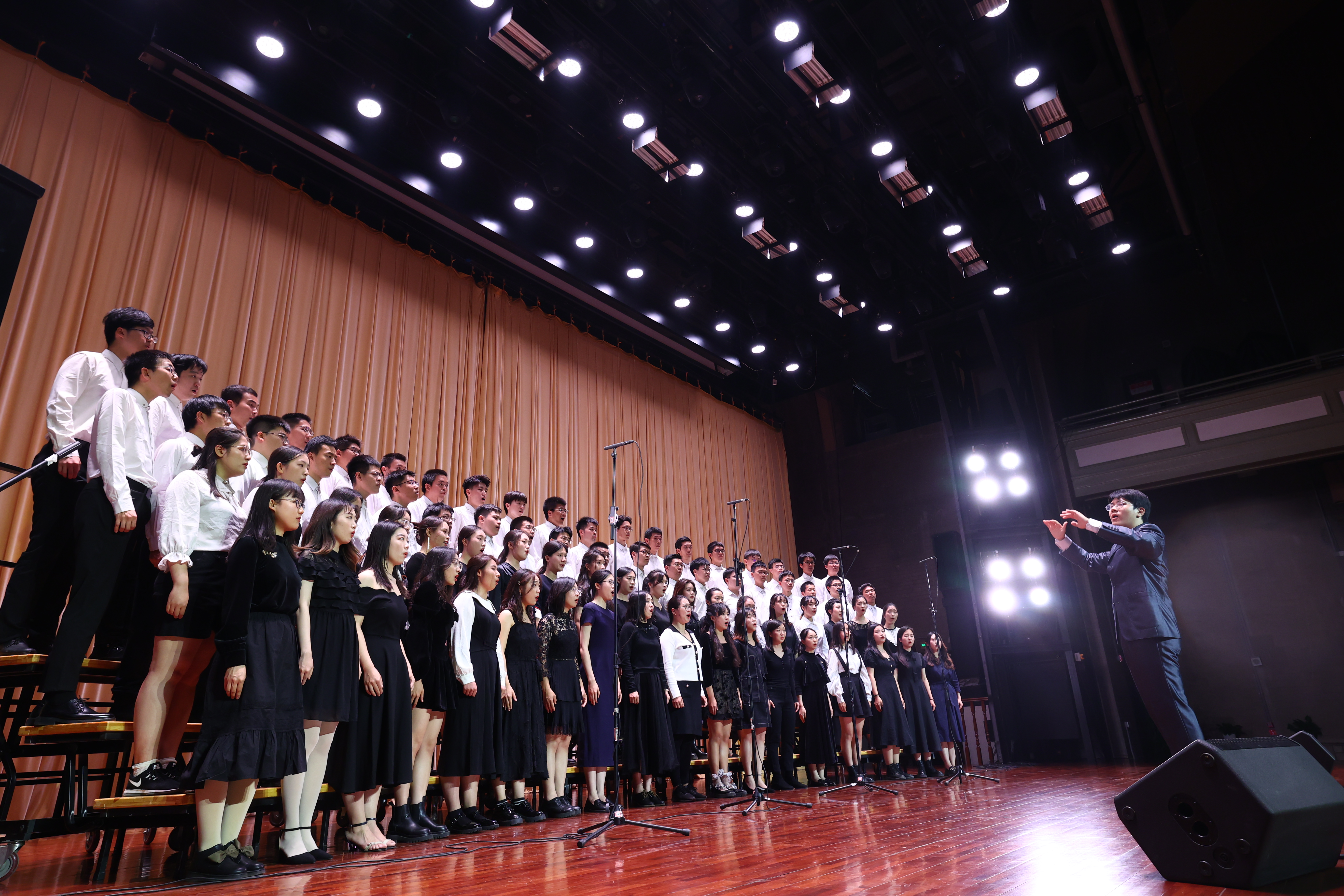 20220425-华体会网页版111周年校庆校友招待演出举行-清大嘉艺-演出现场2.JPG