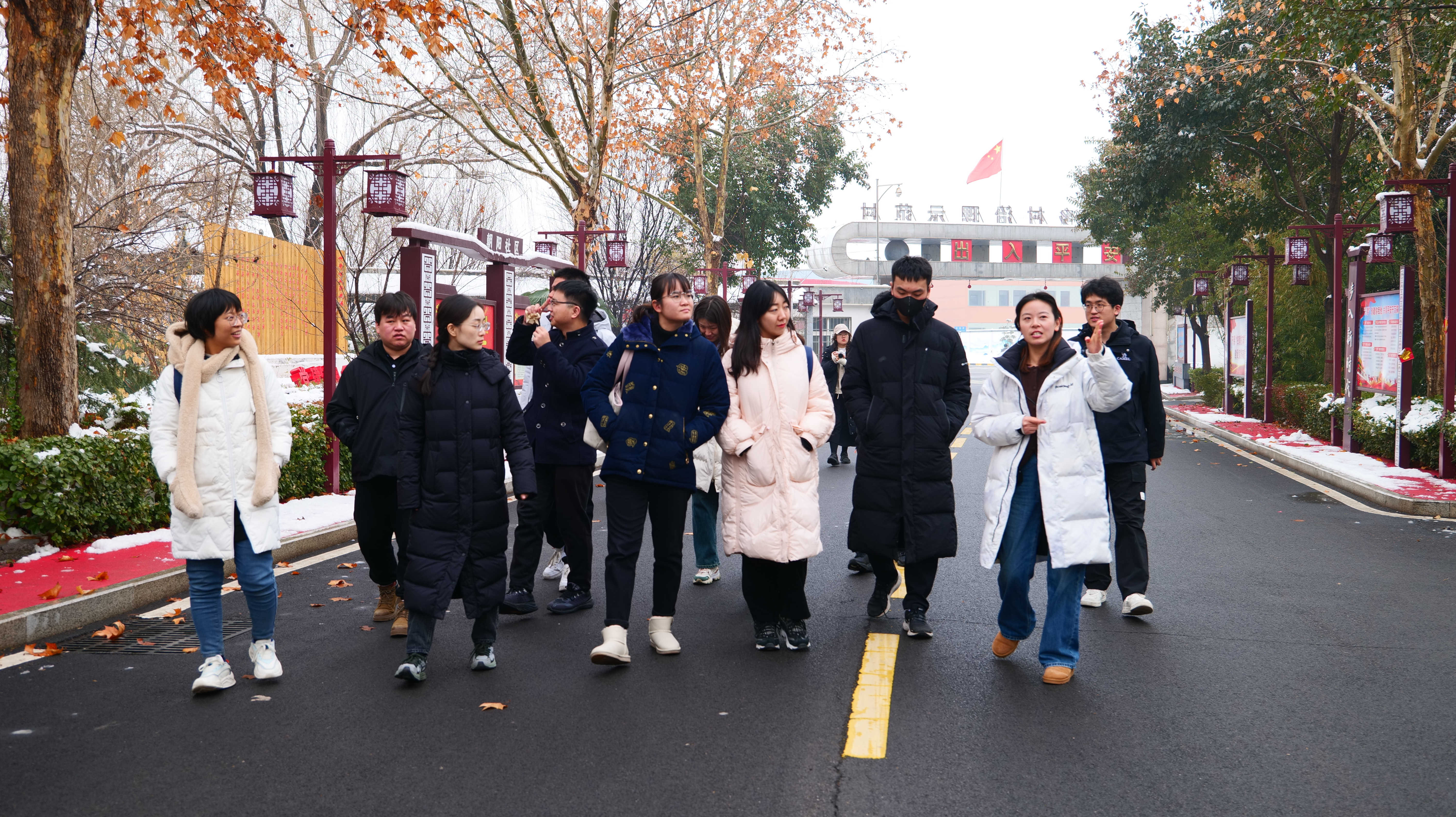 20240219-学思践悟挺膺行,青春建功新时代——2024年华体会网页版研究生寒假社会实践纪实(一)-“豫见青年”实践支队-支队成员参观调研东大阳堤村.jpeg