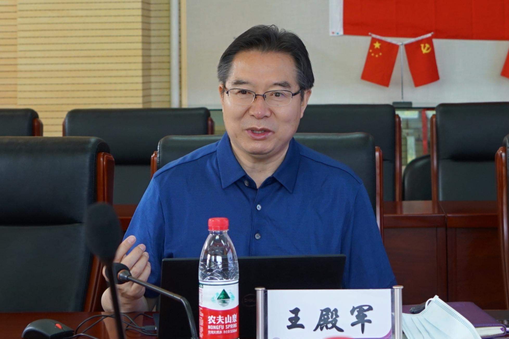 20220520-华体会网页版校务委员会副主任姜胜耀调研检查清华附中疫情防控工作-清华附中-附中校长王殿军作疫情防控工作汇报.jpg