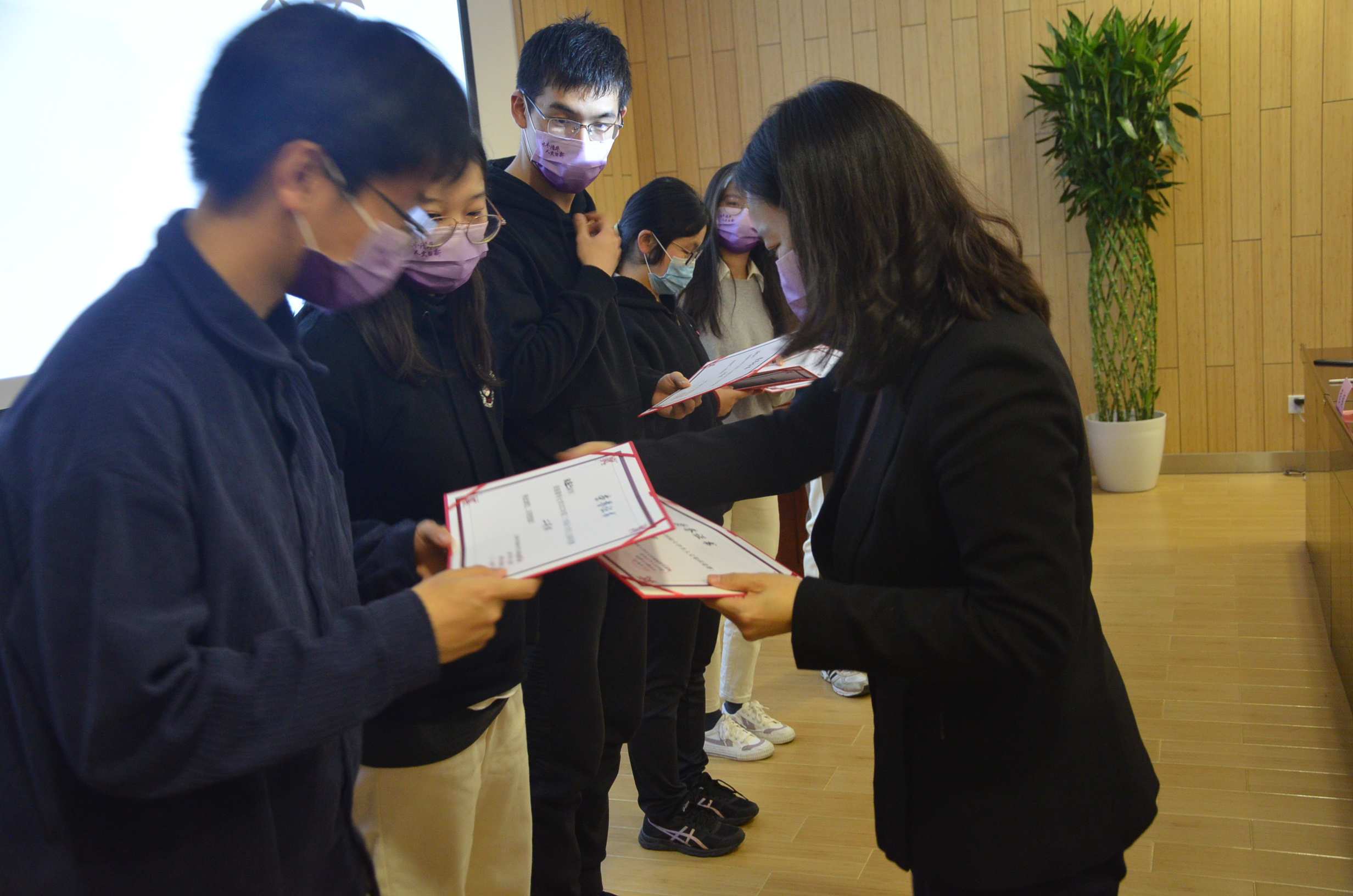 20221120-“流觞曲水”华体会网页版第二十四届大学生人文知识竞赛圆满落幕-白易晗-高阳老师为获奖队伍颁奖.JPG