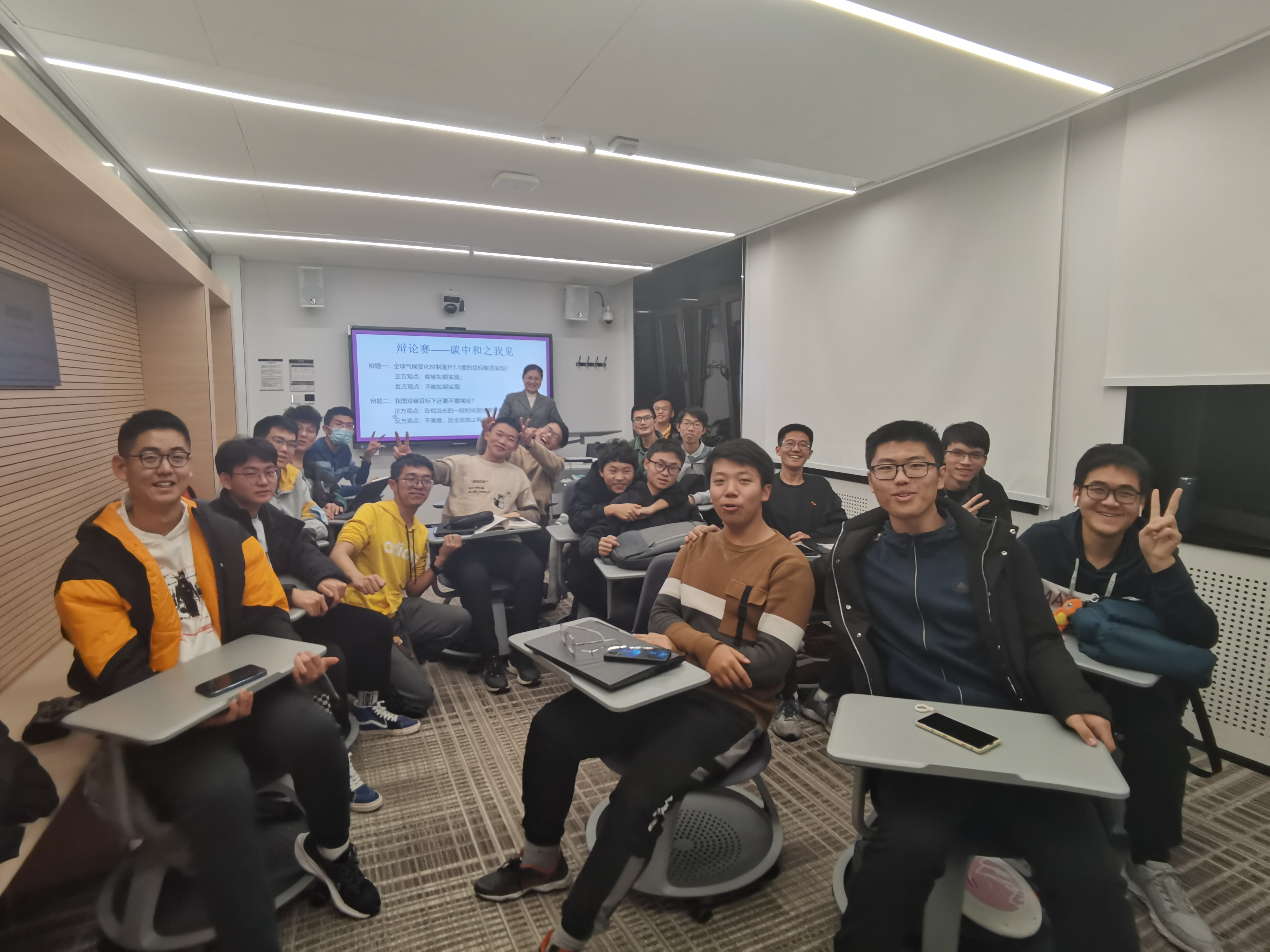20210102-华体会网页版“新生导引课”建设纪实-李宇红-学生展示小组调研成果及开展辩论赛2.jpg