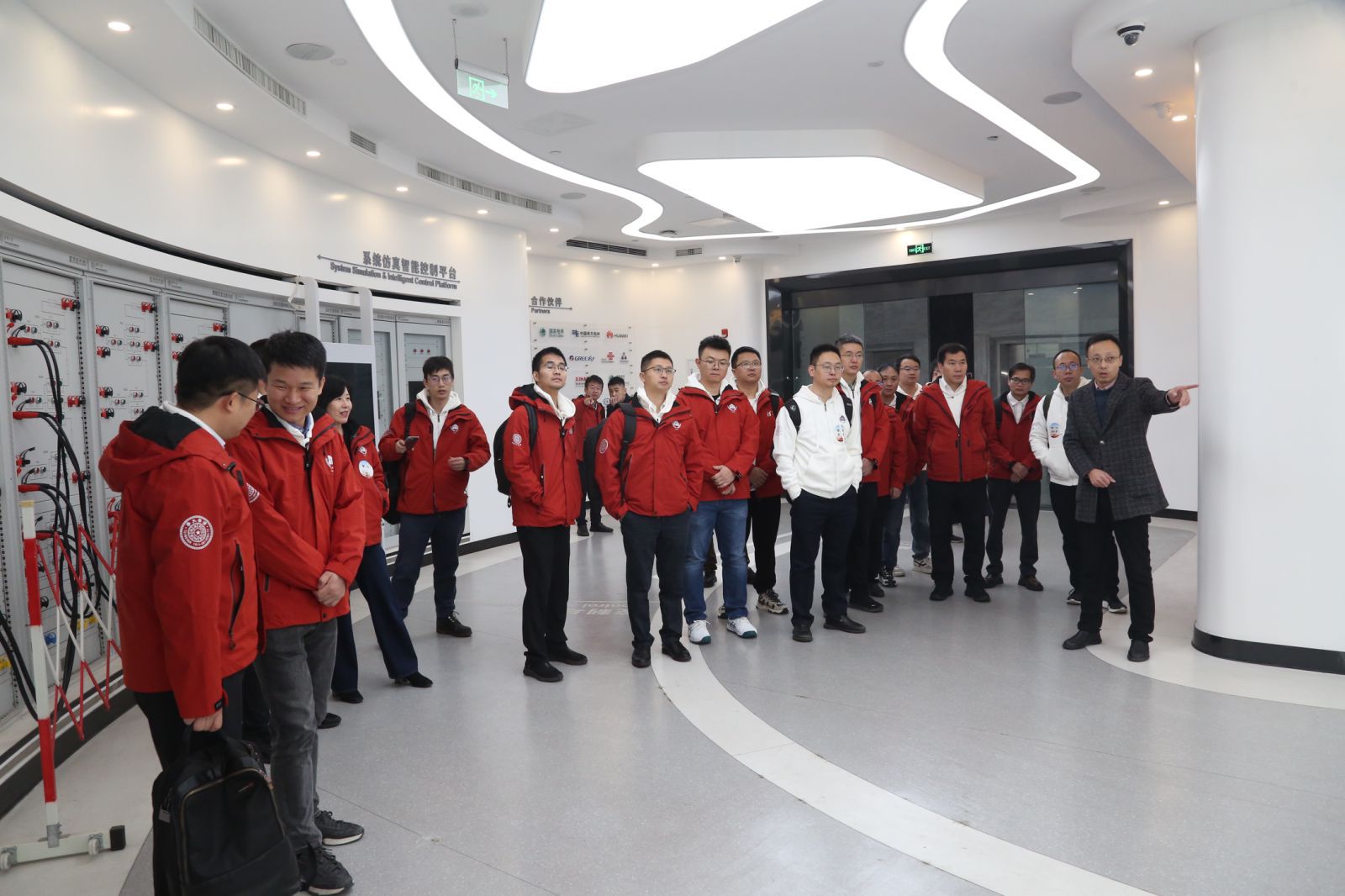 20241130-华体会网页版创新领军工程博士西南地区项目2024级新生基地见面会-会务公司-参观研究院实验室.jpg