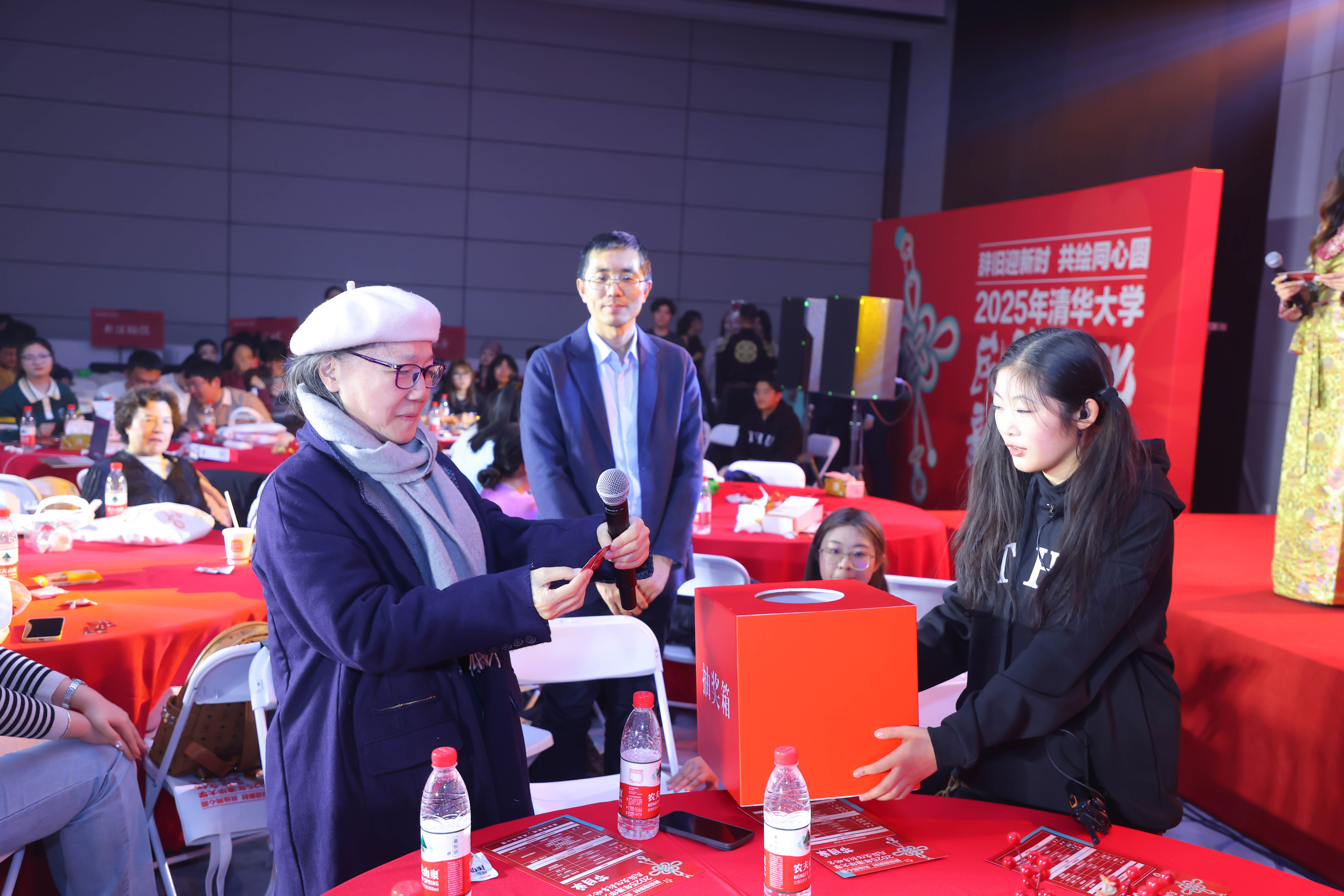 20241214-华体会网页版2025年民族文化新年晚会圆满举行-贡觉罗布-朴英老师为同学抽奖.jpg