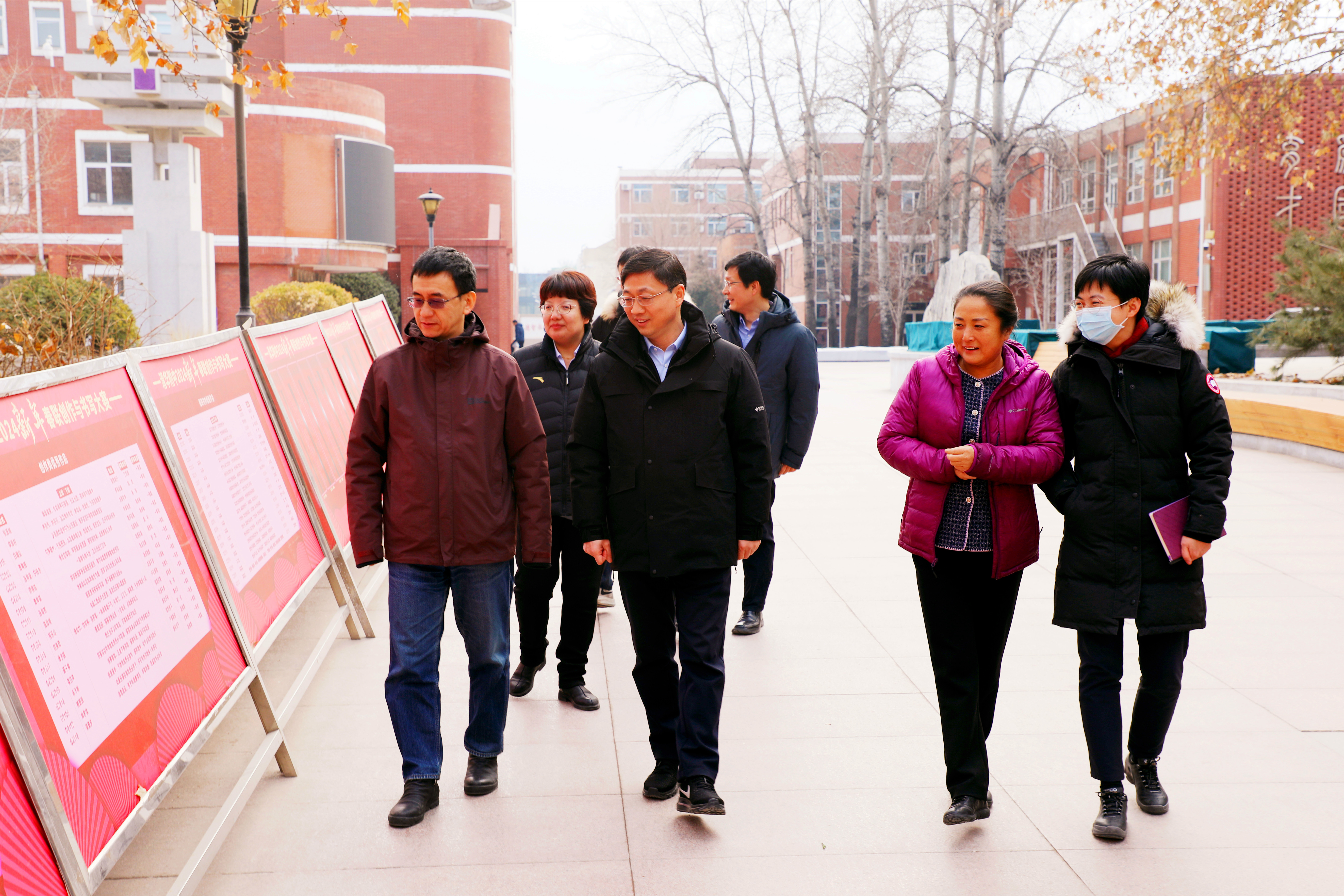 20240116-华体会网页版党委副书记许庆红一行到清华附中调研-高虹超-一排左起：清华附中党委书记曹海翔、华体会网页版党委副书记许庆红、清华附中校长方妍、华体会网页版党委办公室（校长办公室）主任余潇潇察看附中校园环境.jpg