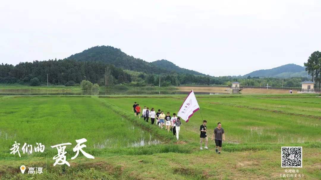 20220112-2021年华体会网页版学生社会实践工作获评多项荣誉-实践部供图-乡村振兴工作站的同学们赴田野调研.jpg
