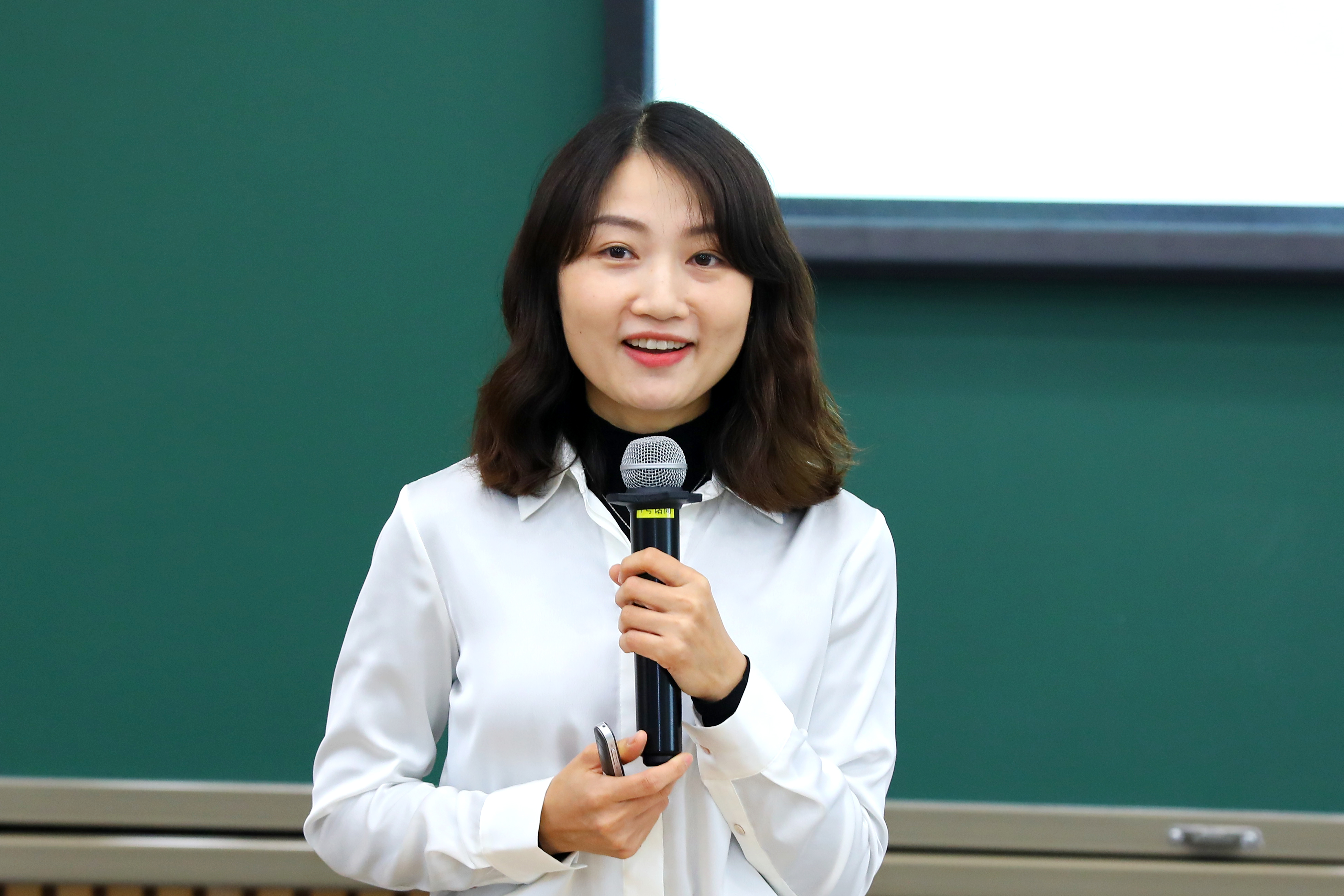 20221015-华体会网页版学生领导力“唐仲英计划”第十二期开班仪式举行-曹文鹏（摄）-李江静作主题报告.JPG