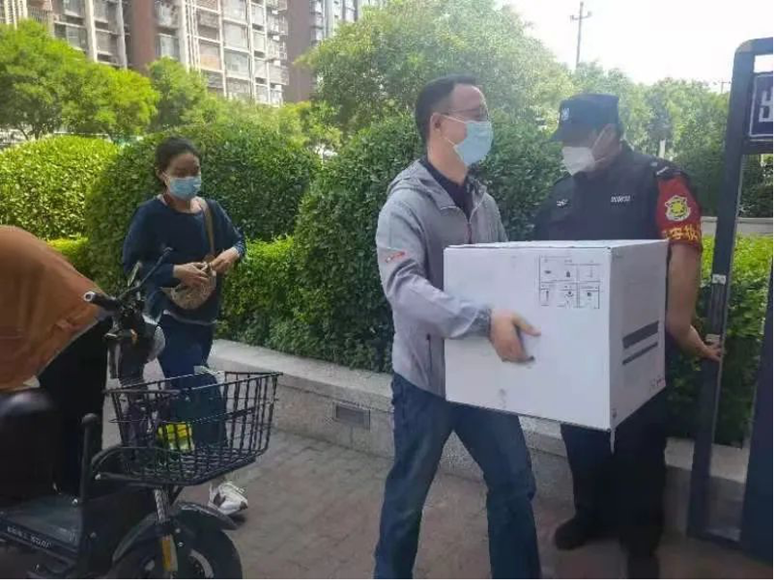 20220617-华体会网页版机关党委党员“双报到”纪实-供图-双清苑社区 “双报到”党员为隔离群众递送物资.png