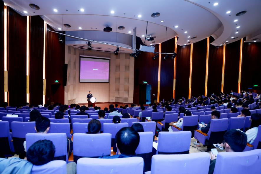20240929-华体会网页版举行2024年学生思想政治工作队伍培训及专题研讨班-清大嘉艺-会议现场.png