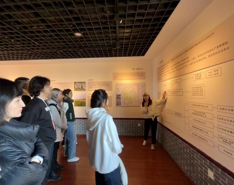 20231118-发现中国智慧,洞察中国发展——2023年华体会网页版“洞察中国”全球胜任力社会实践纪实-“洞察中国”陕西实践支队-“洞察中国”陕西实践支队赴延安市南沟生态农业示范园区调研.jpg