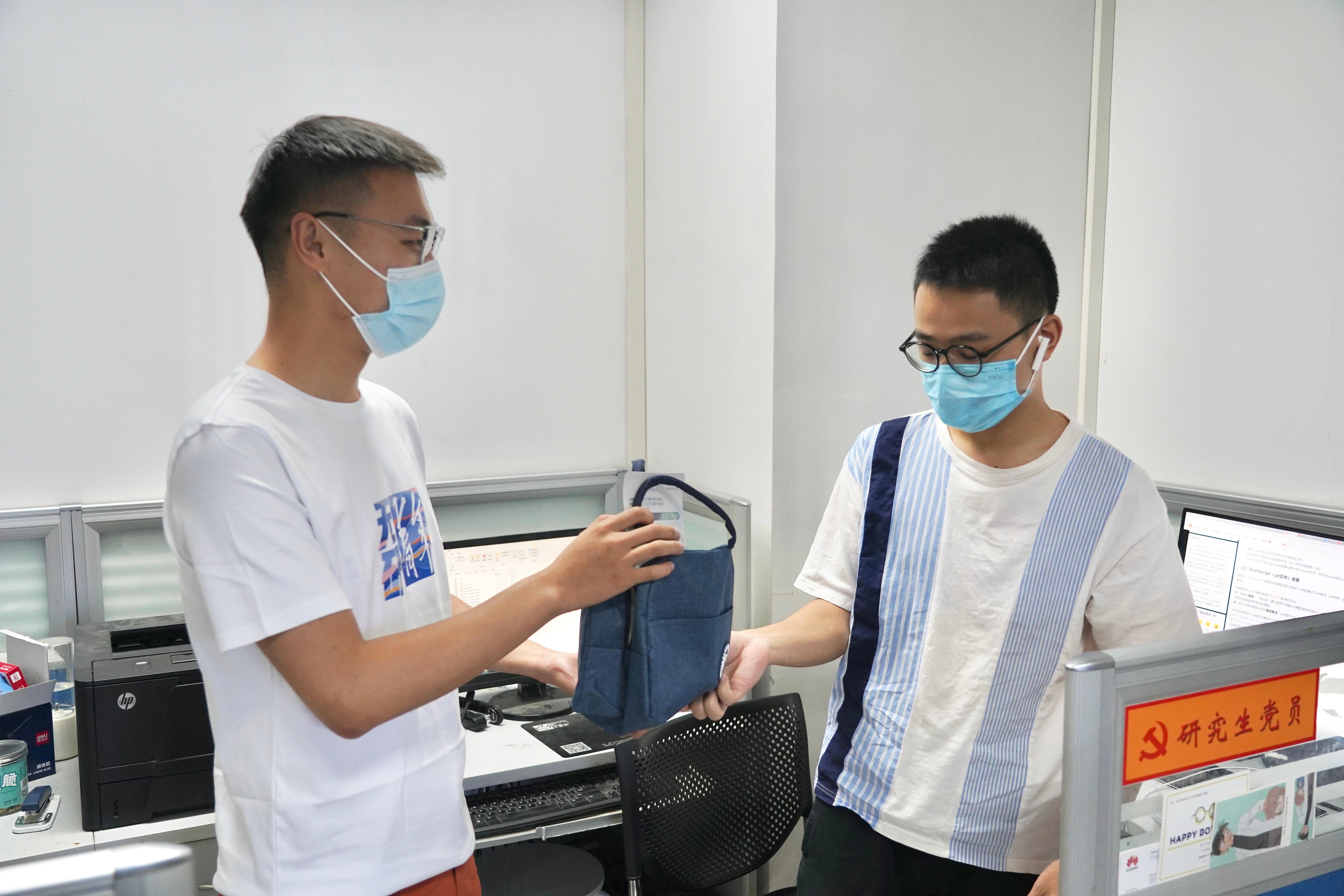 20220601-电子系研团骨干为同学们分发饭盒-电子系研团-电子系.jpg