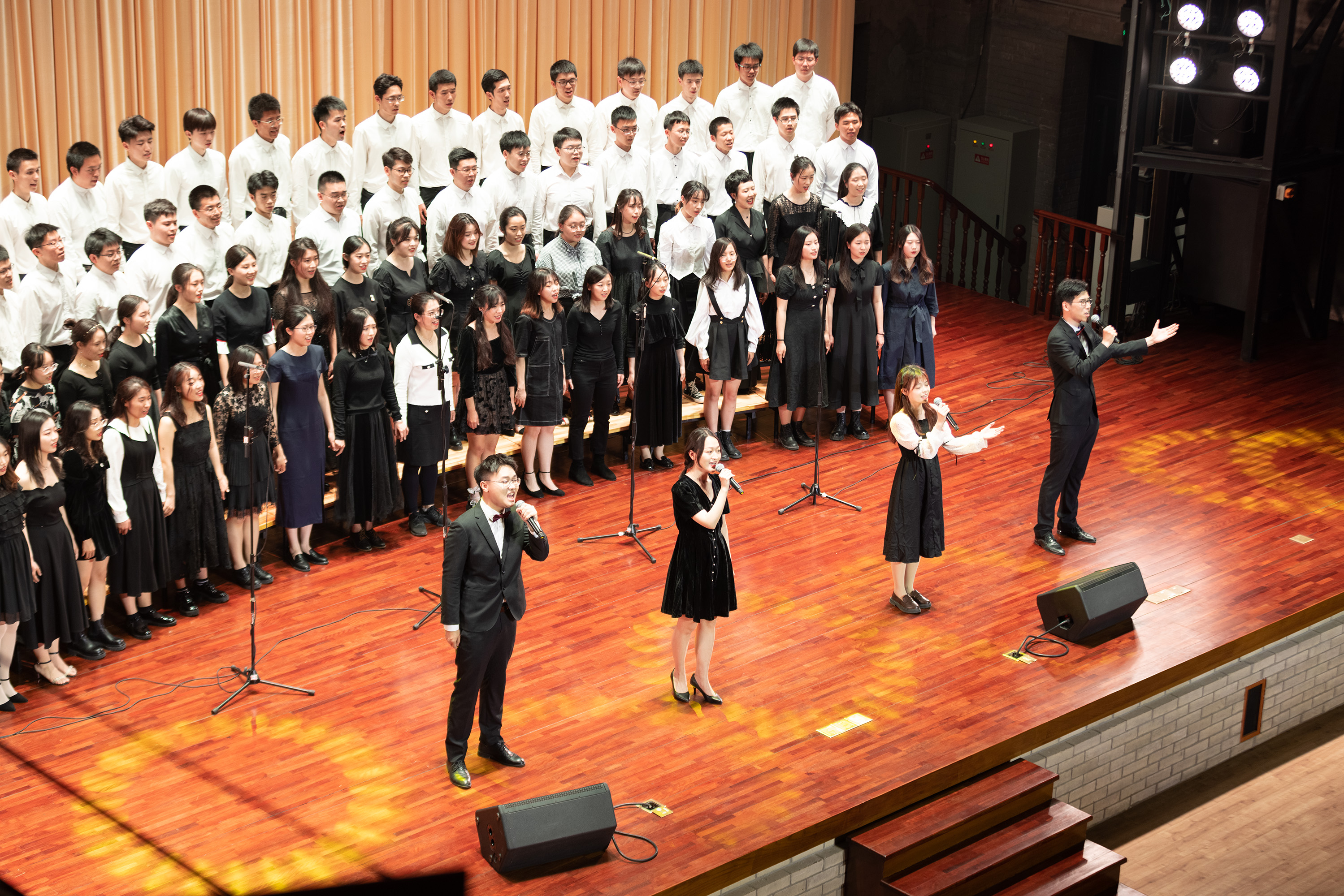 20220425-华体会网页版111周年校庆校友招待演出举行-刘航滔-演出现场.jpeg