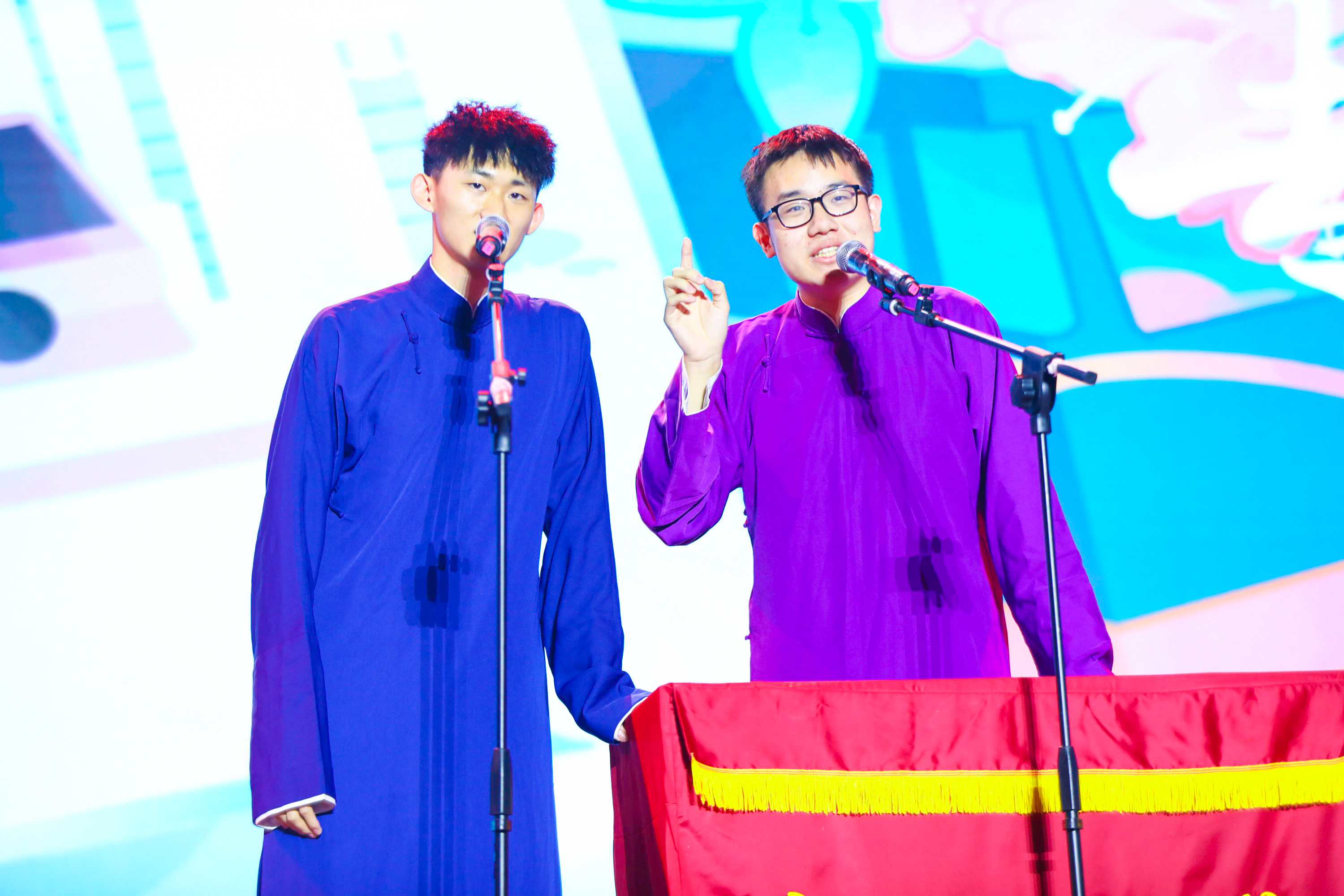 20230622-华体会网页版2023年毕业晚会-清大嘉艺-相声《其实不想走》.jpg