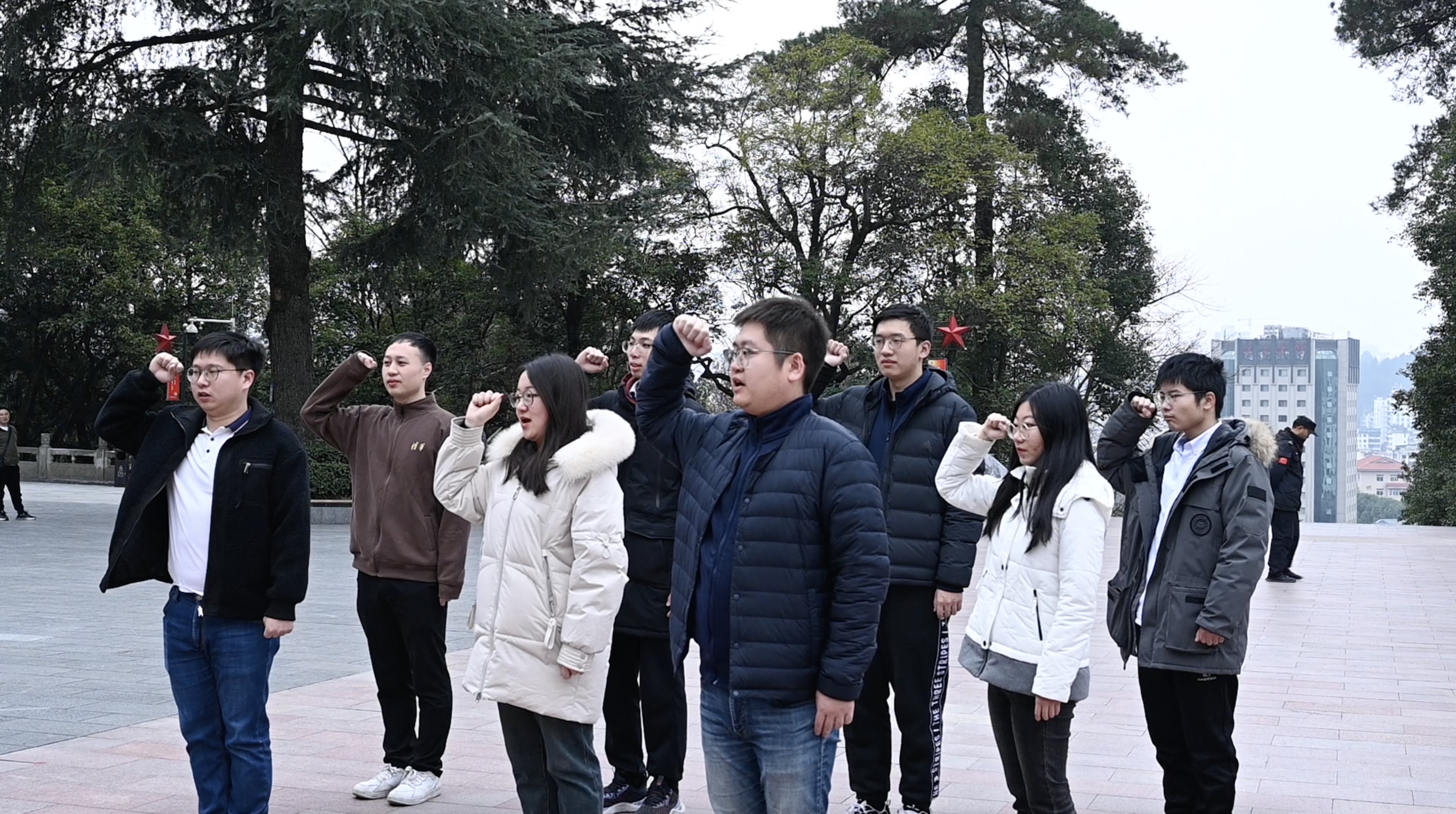 20240301-学思践悟启新程，挺膺担当绘青春——2024 年华体会网页版研究生寒假社会实践总结回顾-社科学院、电子系与美术学院“社稷强贵·E往无黔”实践支队-支队成员在红军烈士陵园重温入党誓词.jpg