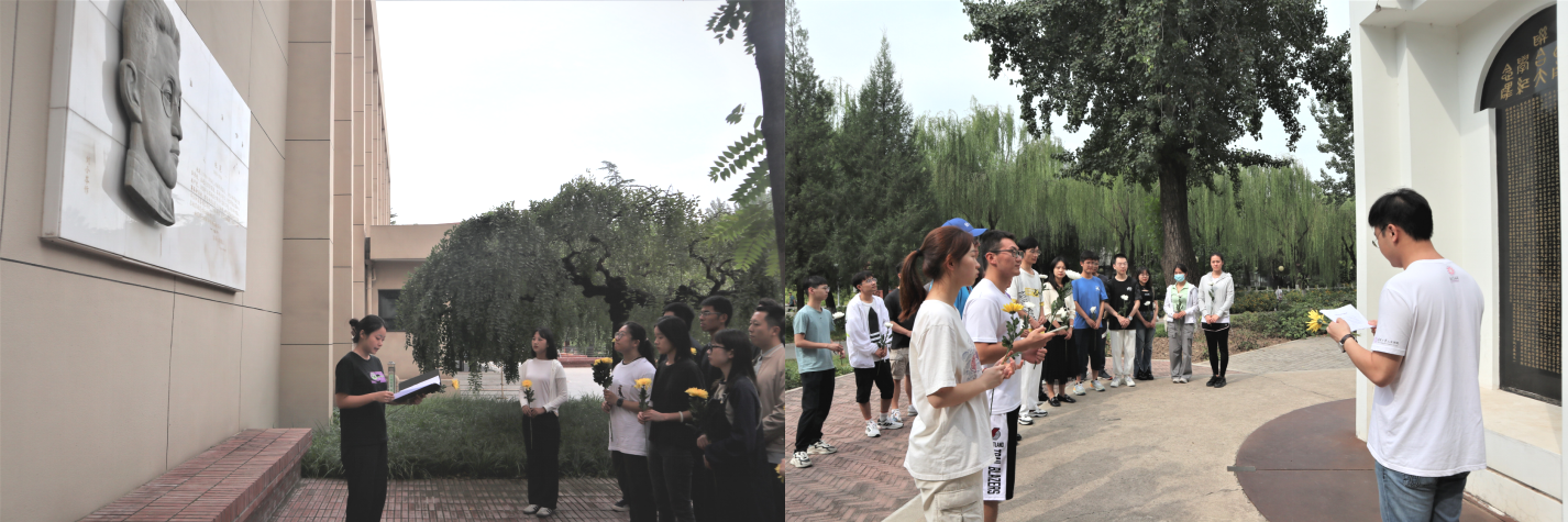 20230918-华体会网页版博士生讲师团举行纪念“九·一八”事变现场宣讲活动-校研团-同学们聆听现场宣讲.png
