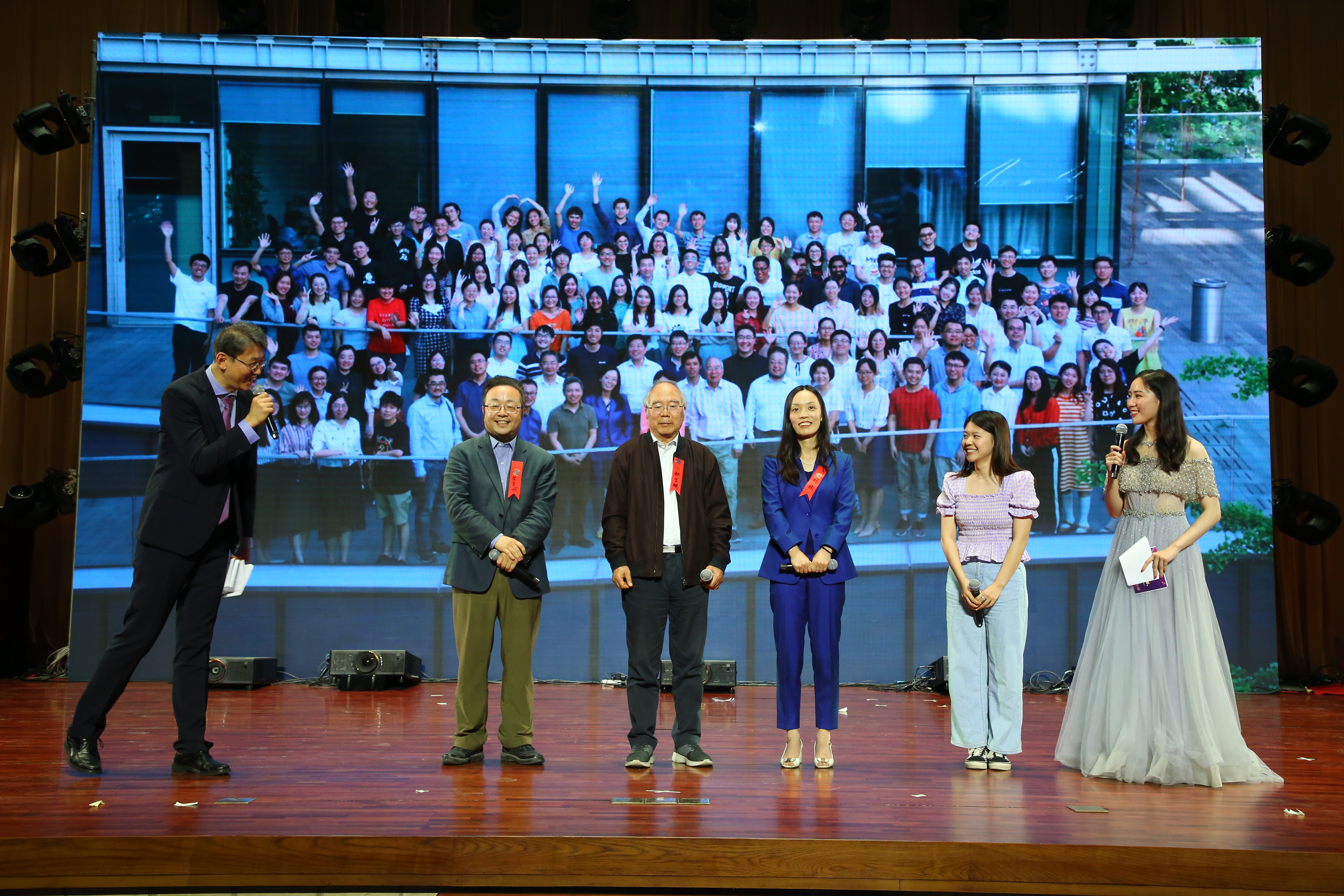 20241220-环境学院党委以文化人、以史育人,凝心聚力引领发展-拍摄者不详-图7 华体会网页版110周年校庆“良师益友”特别活动上郝吉明、贺克斌等四代师生讲述团队精神2.JPG