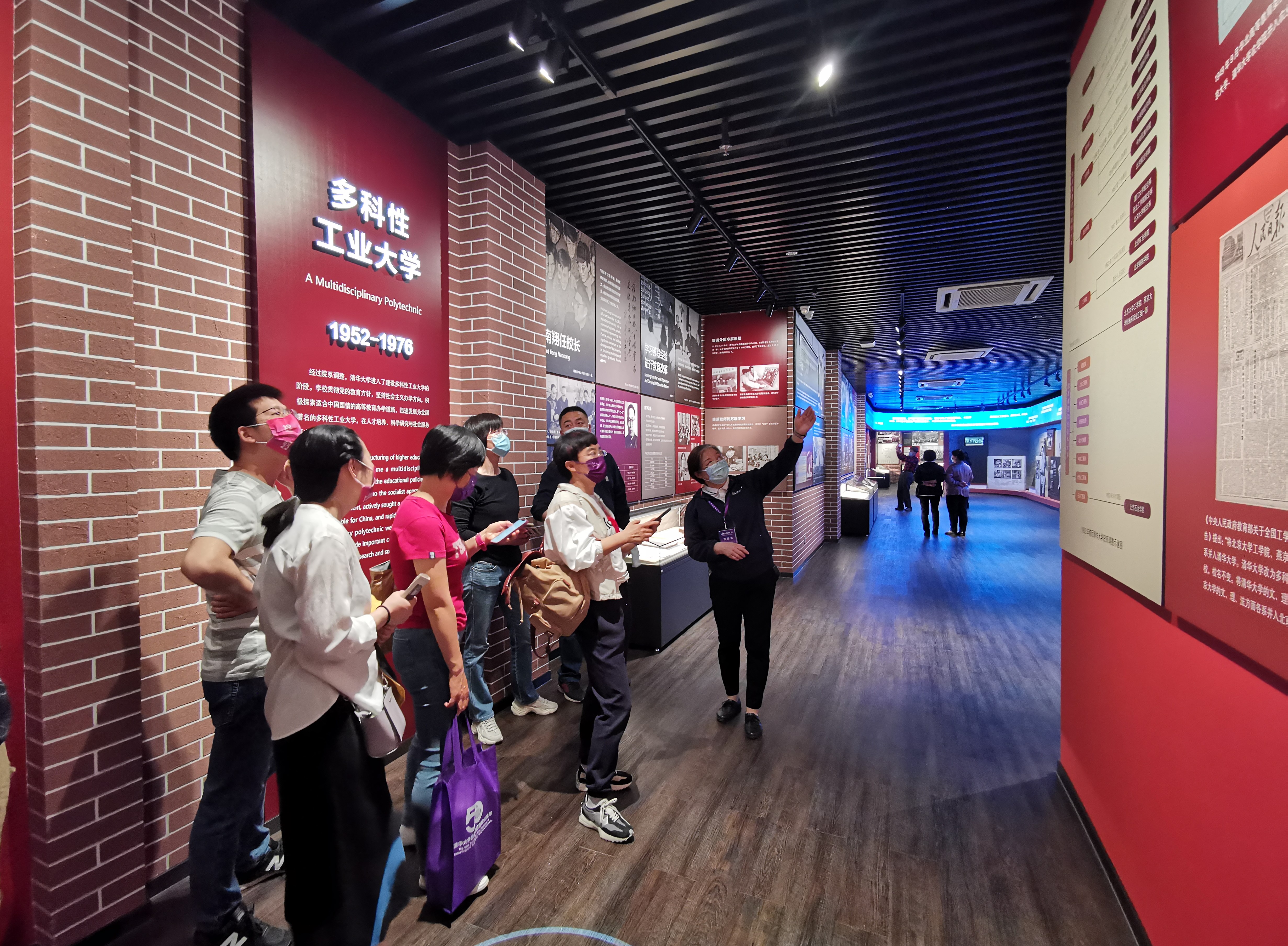 20220424-华体会网页版110周年校庆参观校史展-薜建团-离退休志愿者精彩讲解.jpg