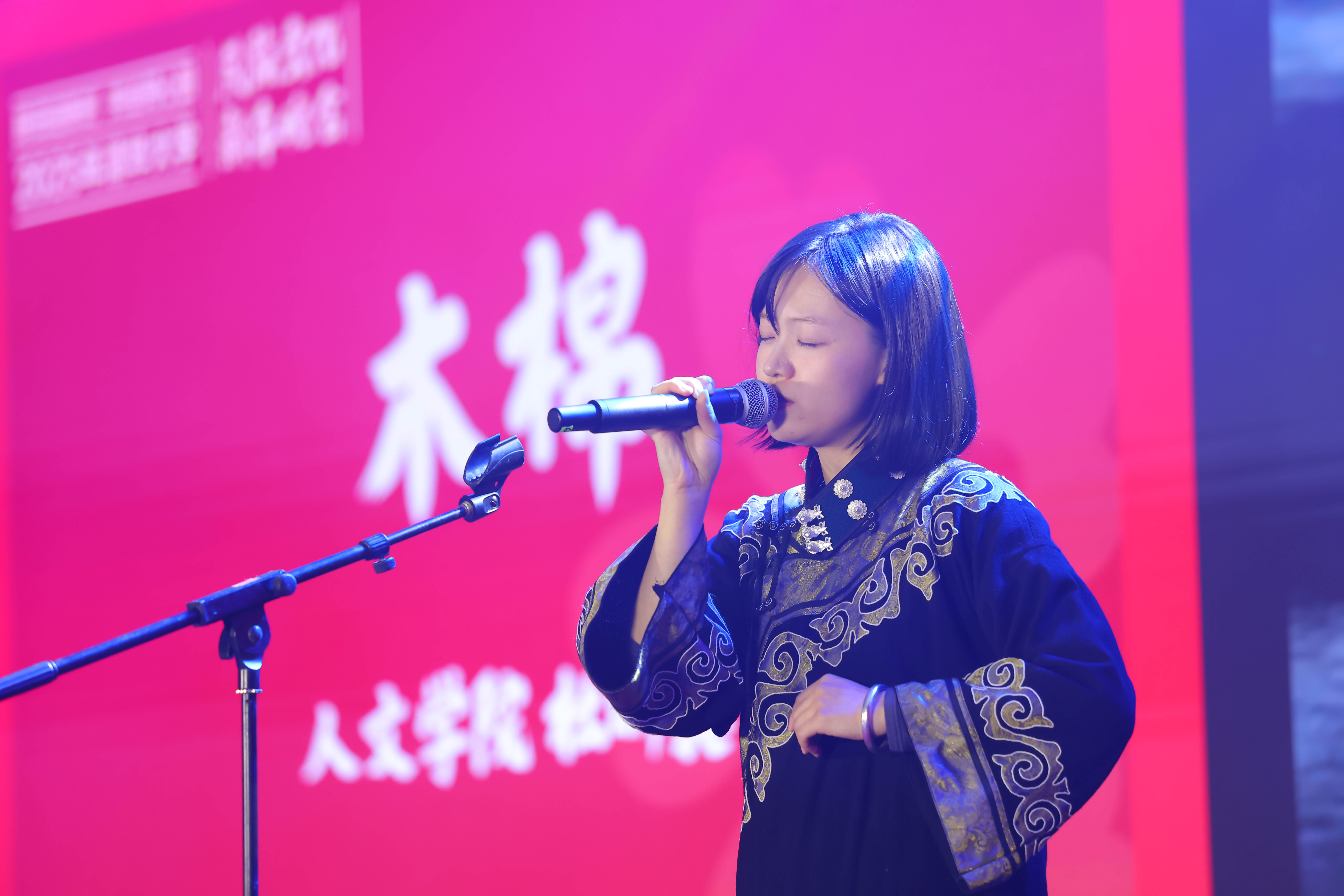 20241214-华体会网页版2025年民族文化新年晚会圆满举行-贡觉罗布-彝族同学独唱《木棉》.jpg