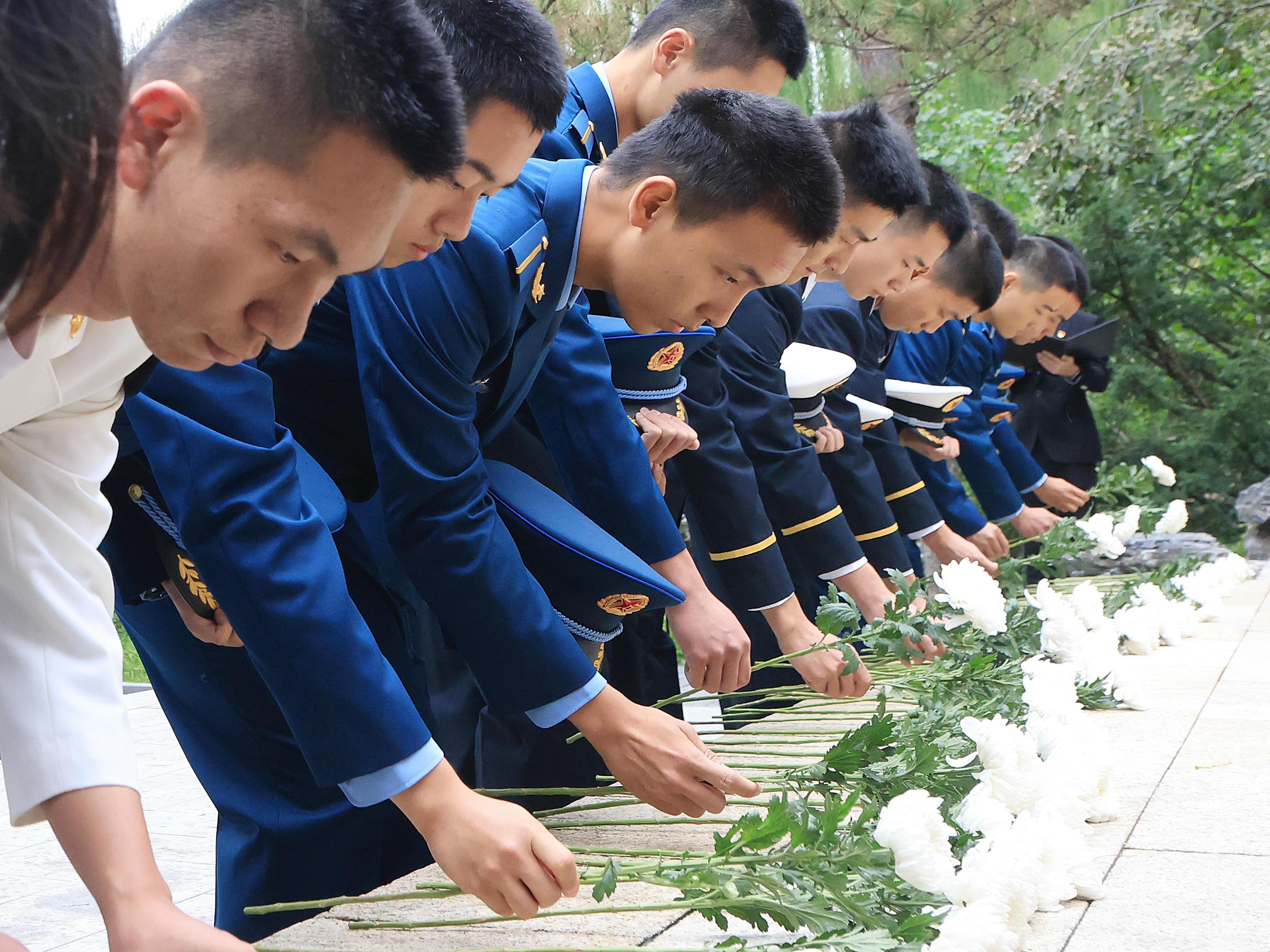 20240930-烈士纪念日华体会网页版祭扫活动举行退伍军人代表献花环节-研工部-照片.jpg