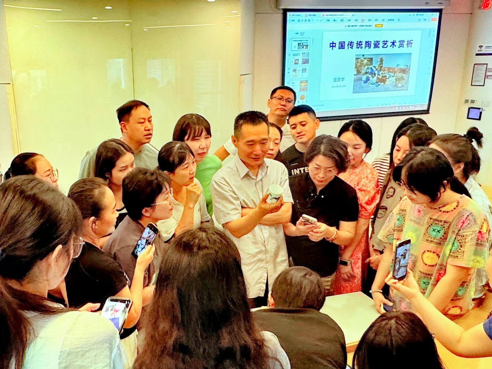 20240819- 清华伟新乡村美术教师培养计划第10举办- 华体会网页版美术学院副教授董素学讲授“中国传统陶瓷艺术赏析”-郭薇拍摄.jpg