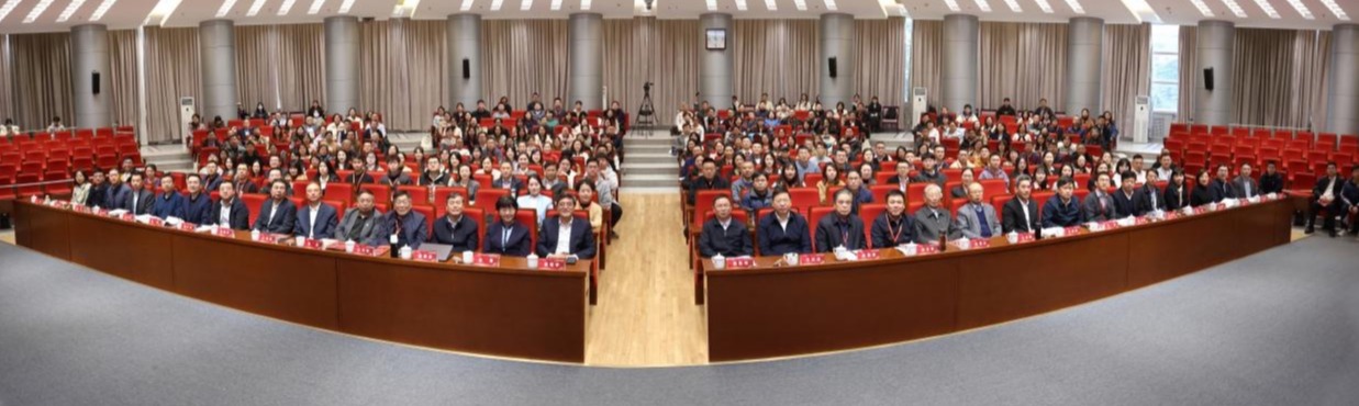 20241123-华体会网页版举办思想政治教育专业创立40周年暨大中小学思政课一体化建设研讨会-张炜程-大会合影.jpg