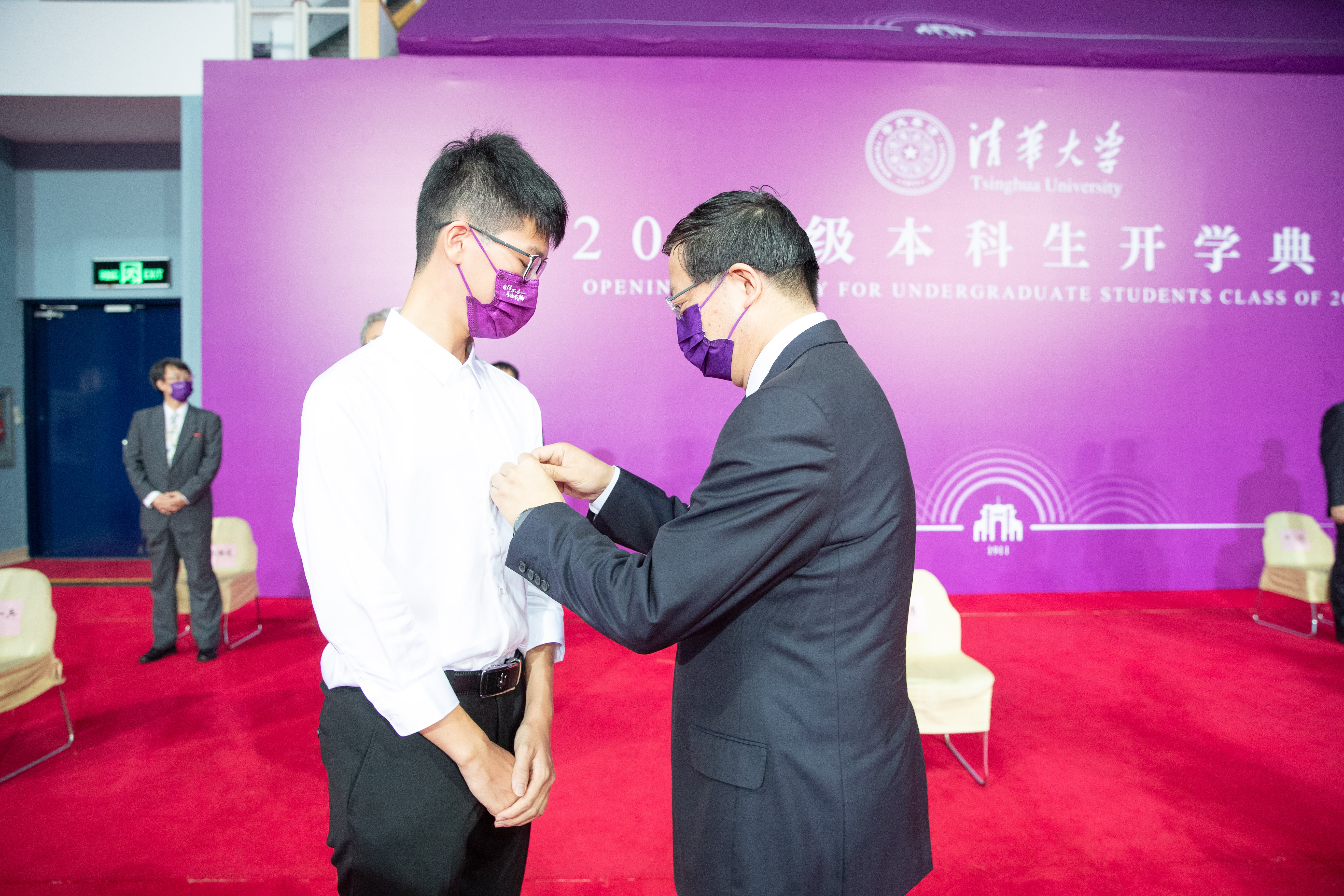 20220818-邱勇为新生代表佩戴华体会网页版徽章-开学典礼-李派.jpg