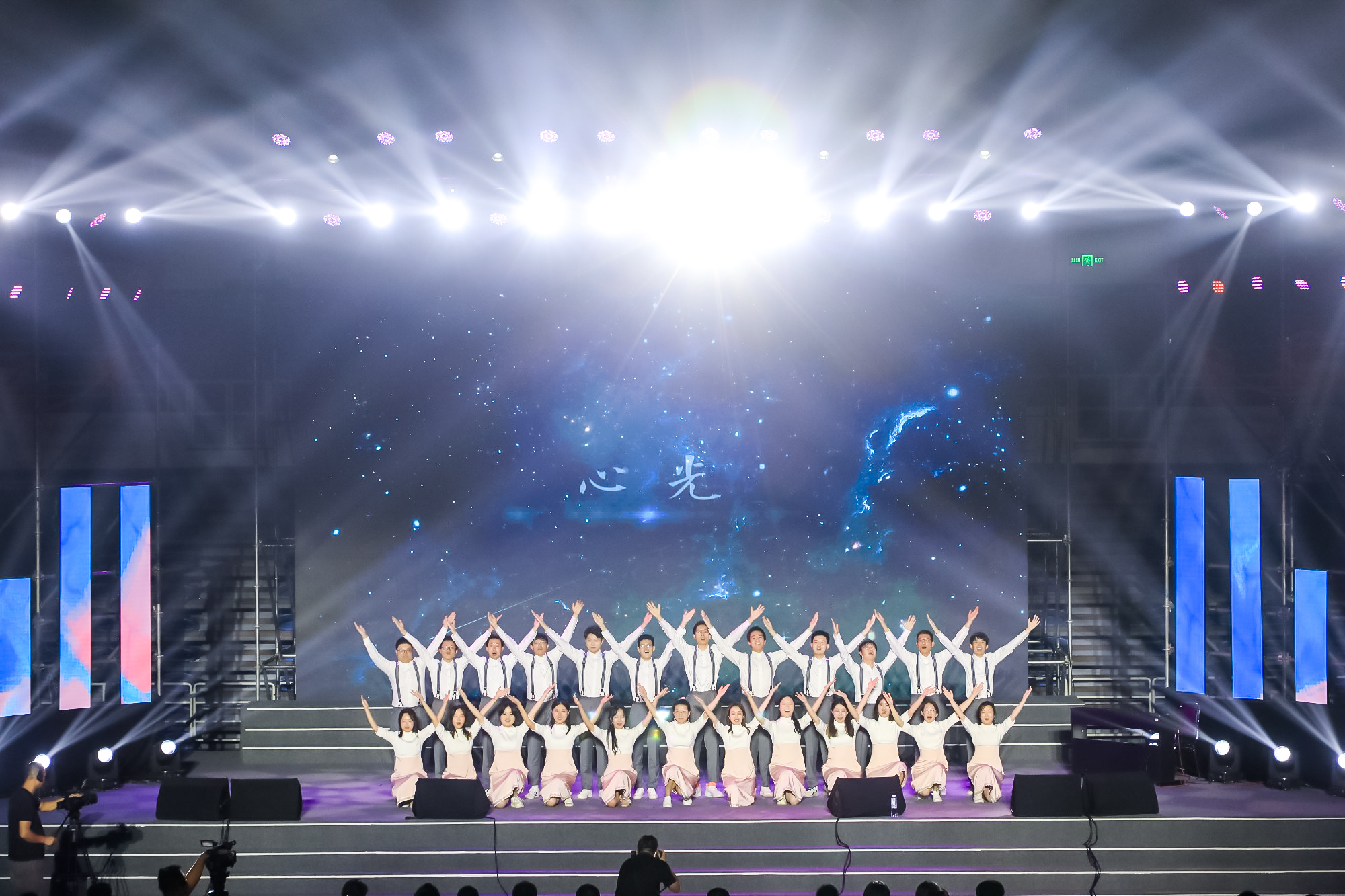 20230622-华体会网页版2023年毕业晚会-清大嘉艺-合唱《心光·时光》.jpg