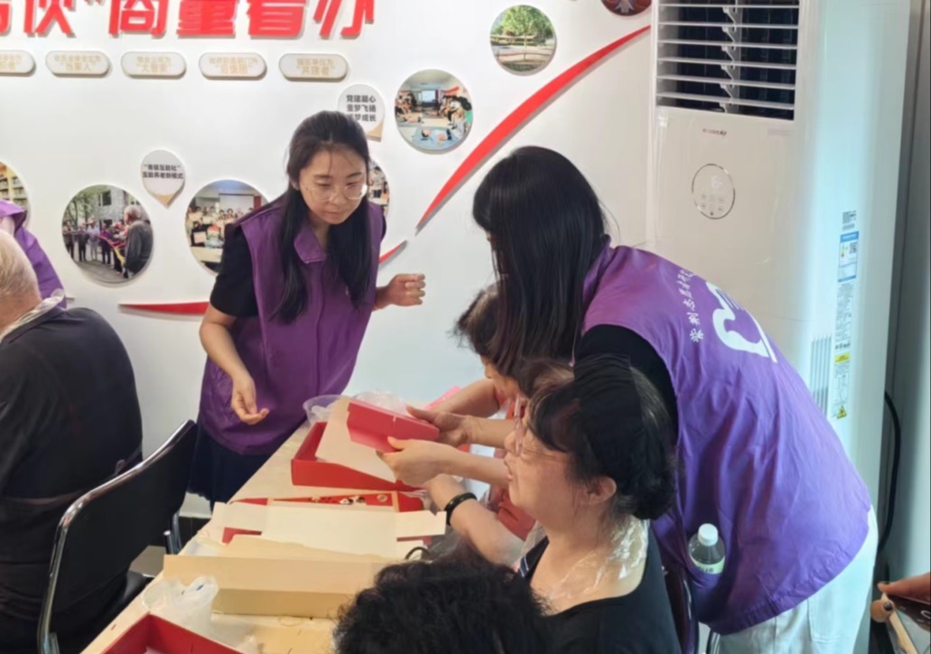 20240912-中秋月圆邻里情,海清服务映团圆-志愿服务部-研究生志愿者在时雨园社区协助社区老人制作月饼.jpg
