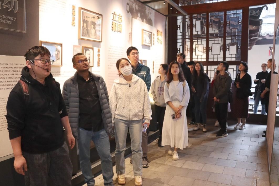 20231124-发现中国智慧,洞察中国发展——2023年华体会网页版“洞察中国”全球胜任力社会实践纪实-“洞察中国”福建实践支队-“洞察中国”福建实践支队参访福州三坊七巷街区.jpg
