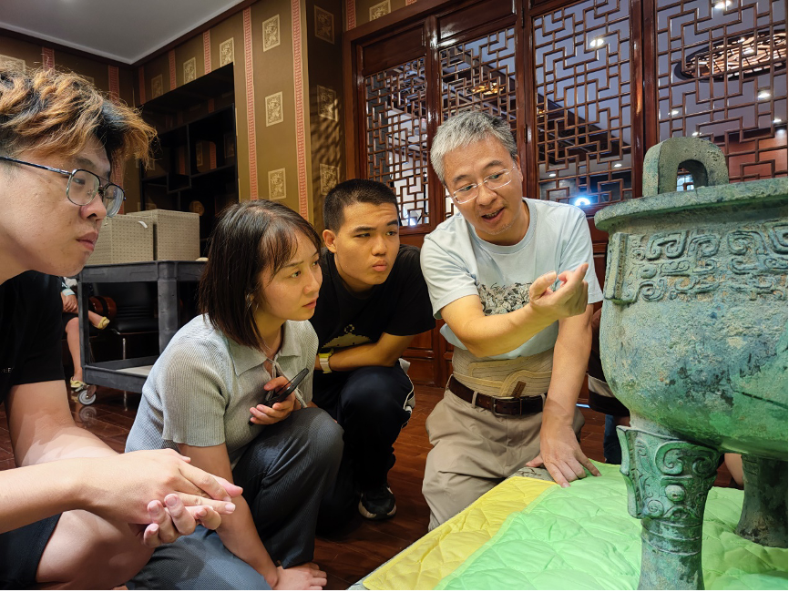 20230905-华体会网页版“‘京’彩文化 青春绽放”行动暑期活动纪实-供图-严志斌教授给同学们讲解青铜器.png