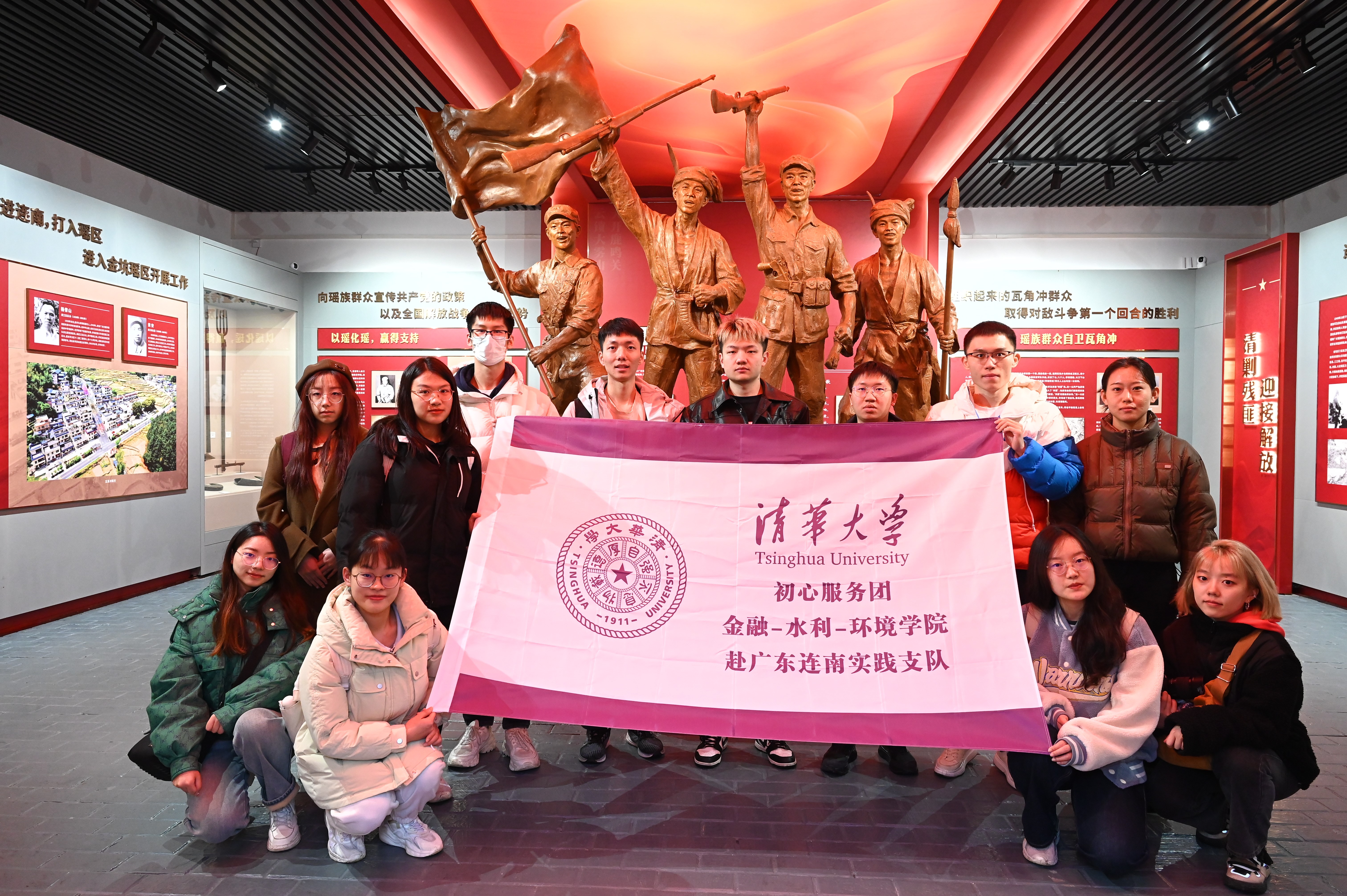 20240301-学思践悟启新程，挺膺担当绘青春——2024 年华体会网页版研究生寒假社会实践总结回顾-“初心服务团”联合金融学院-水利系-环境学院赴广东连南实践支队-支队成员在红军烈士陵园重温入党誓词.jpg